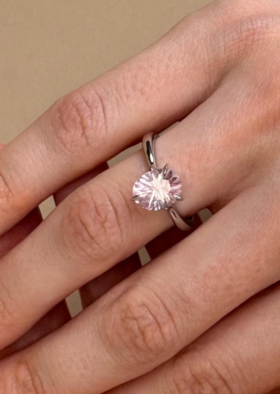 in vendita:  Anello di fidanzamento in platino con morganite - Solitario moderno con un abbagliante taglio Optix 5