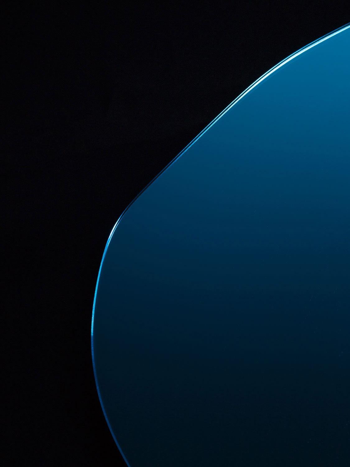 Miroir Grand miroir sculpté à la main Le Sud, Laurene Guarneri en vente