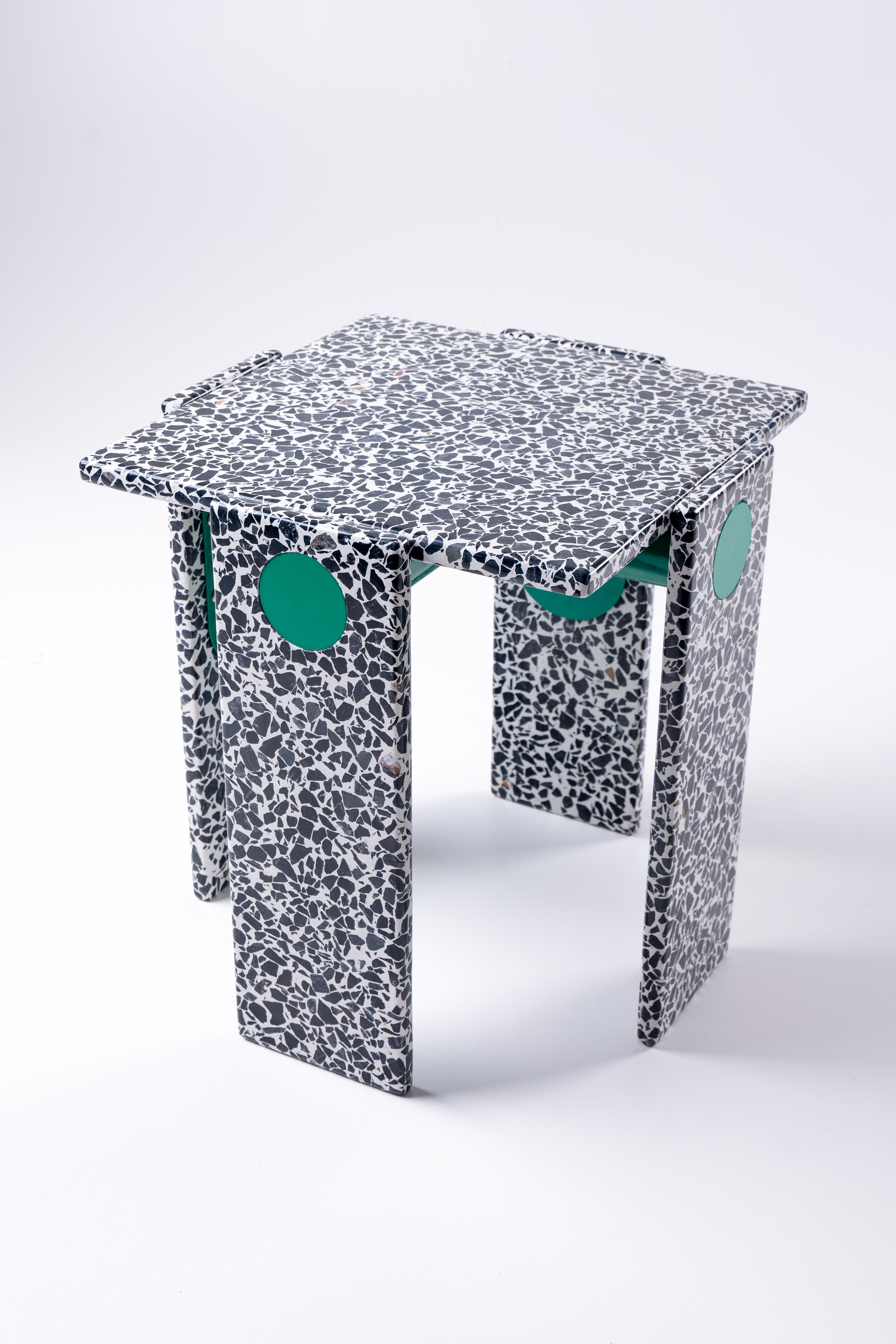 Le Tabouret est un tabouret sculptural en terrazzo conçu par l'architecte Anthony Authié, fondateur du studio parisien Zyva, et fabriqué par Mosaic Factory. Fruit d'une collaboration audacieuse, il réimagine le terrazzo au-delà de ses racines