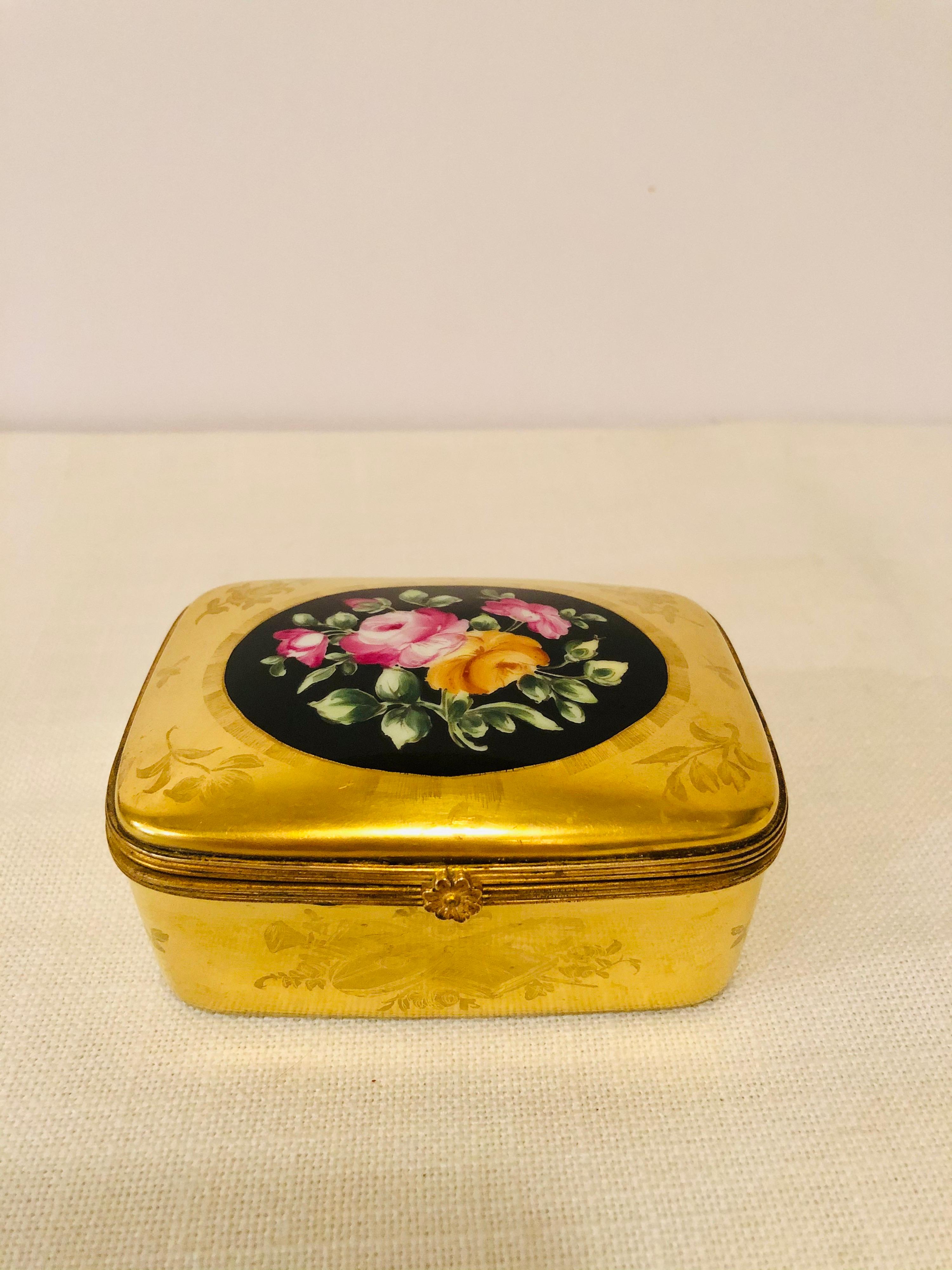 Boîte Le Tallec avec cadre en or et peinture centrale représentant un bouquet de fleurs 7