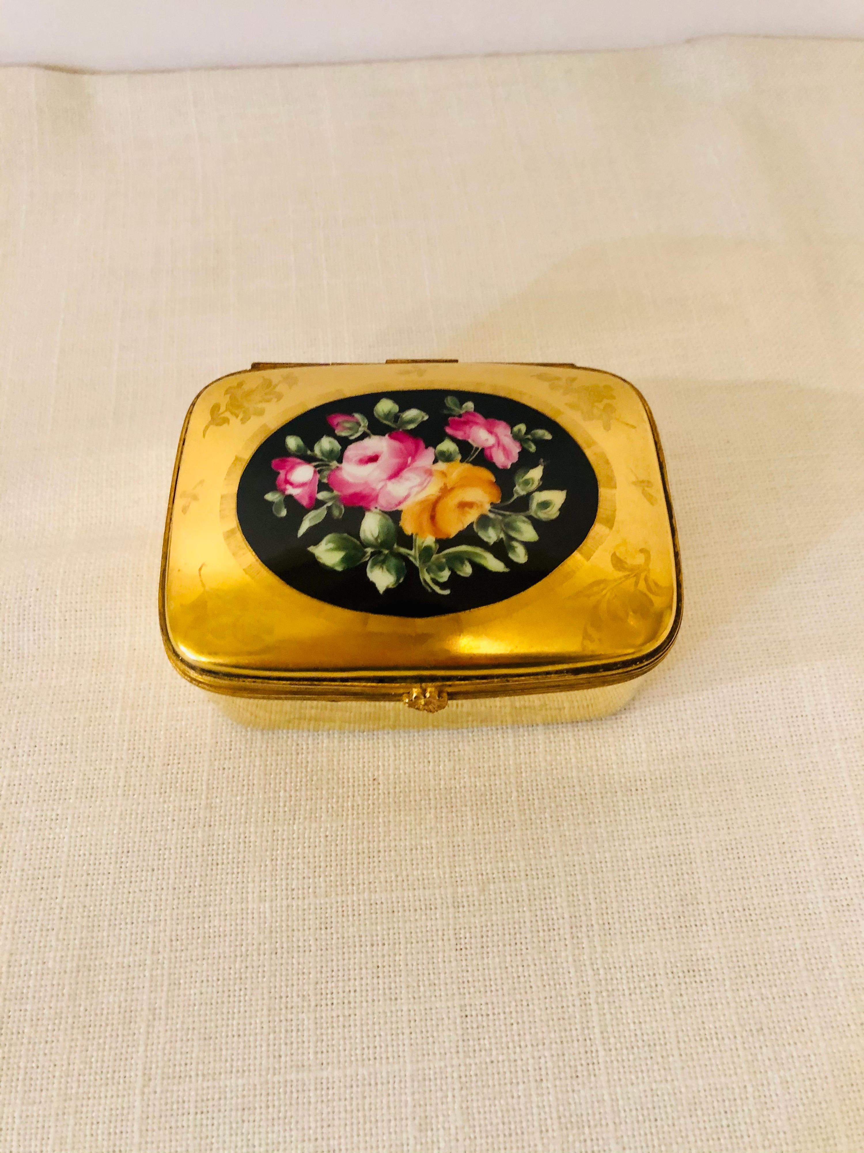 Boîte Le Tallec avec cadre en or et peinture centrale représentant un bouquet de fleurs 9
