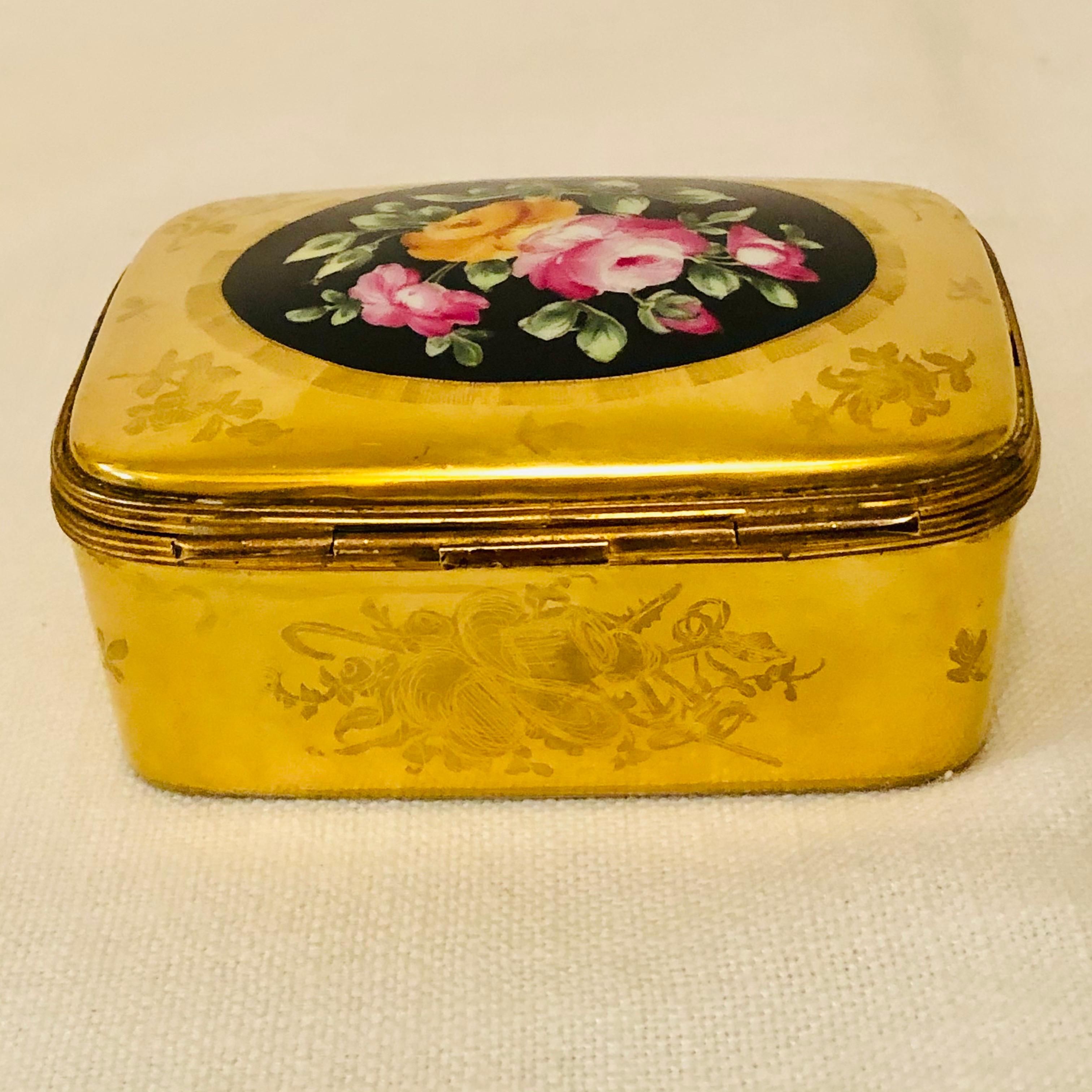 Doré Boîte Le Tallec avec cadre en or et peinture centrale représentant un bouquet de fleurs