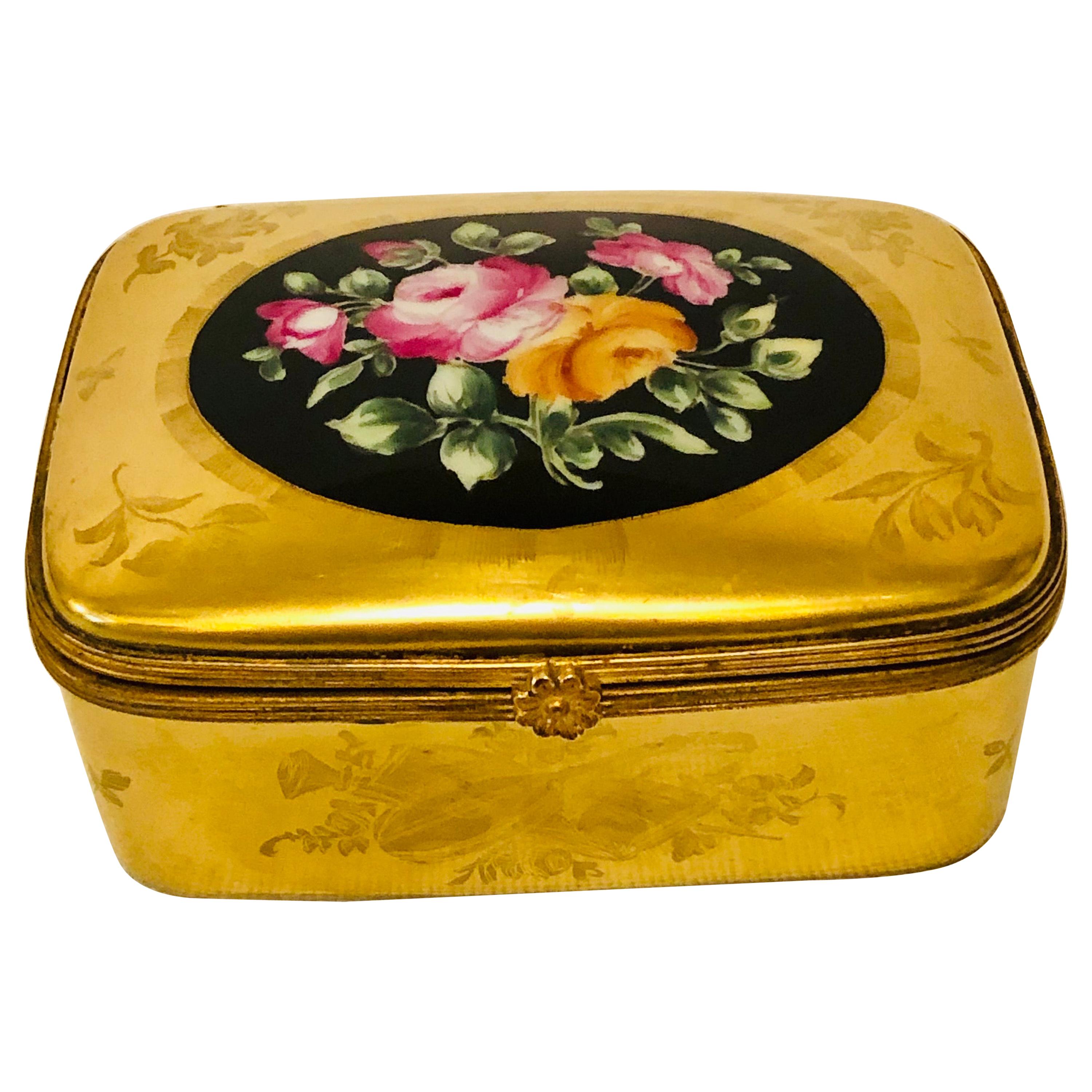 Boîte Le Tallec avec cadre en or et peinture centrale représentant un bouquet de fleurs