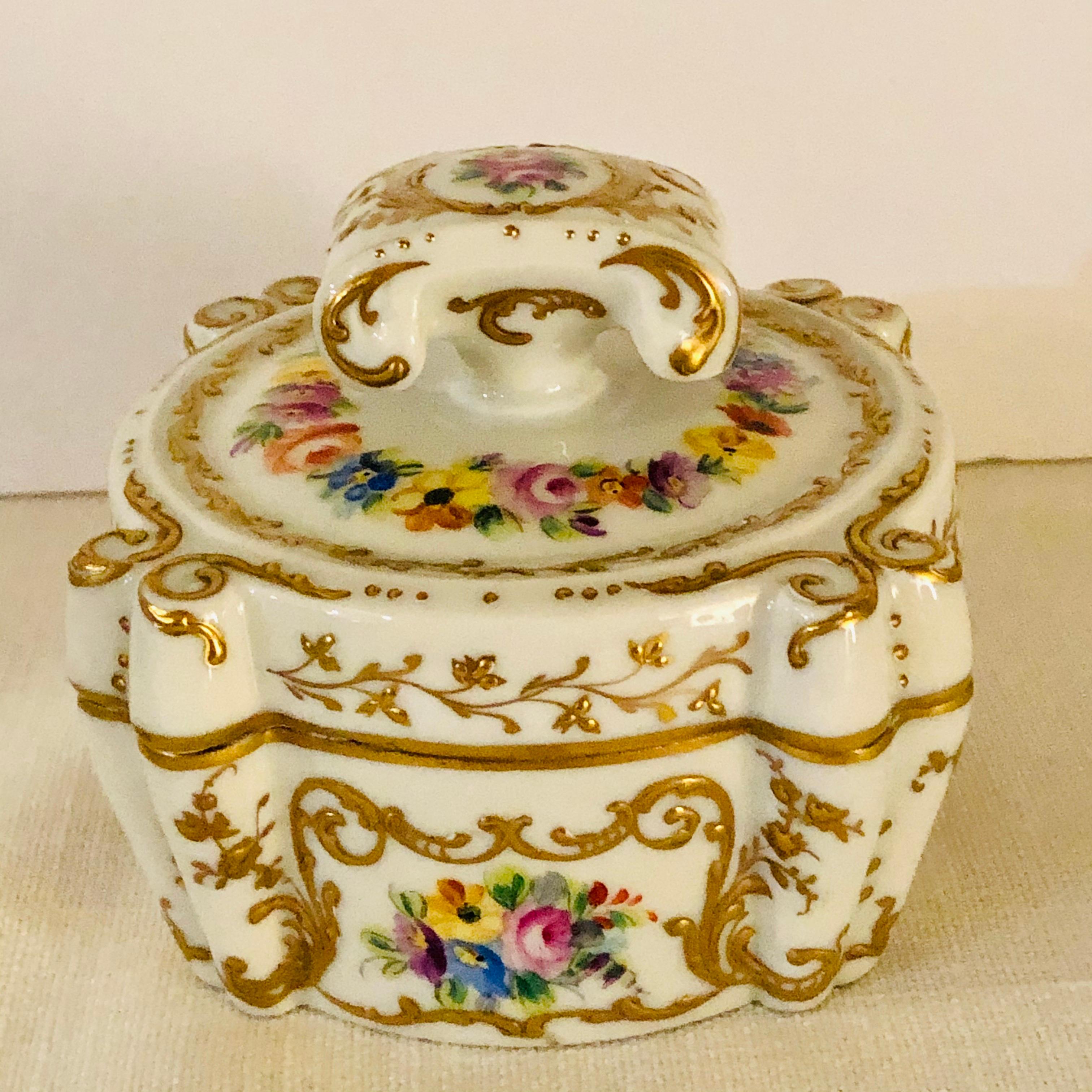 Rococo Boîte à commode Le Tallec peinte de 4 bouquets et agrémentée d'un dorure surélevé