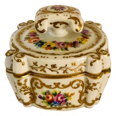 Boîte à commode Le Tallec peinte de 4 bouquets et agrémentée d'un dorure surélevé