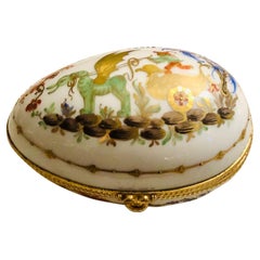 Boîte en forme d'œuf Le Tallec dans le merveilleux motif Cirque Chinois Chinoiserie