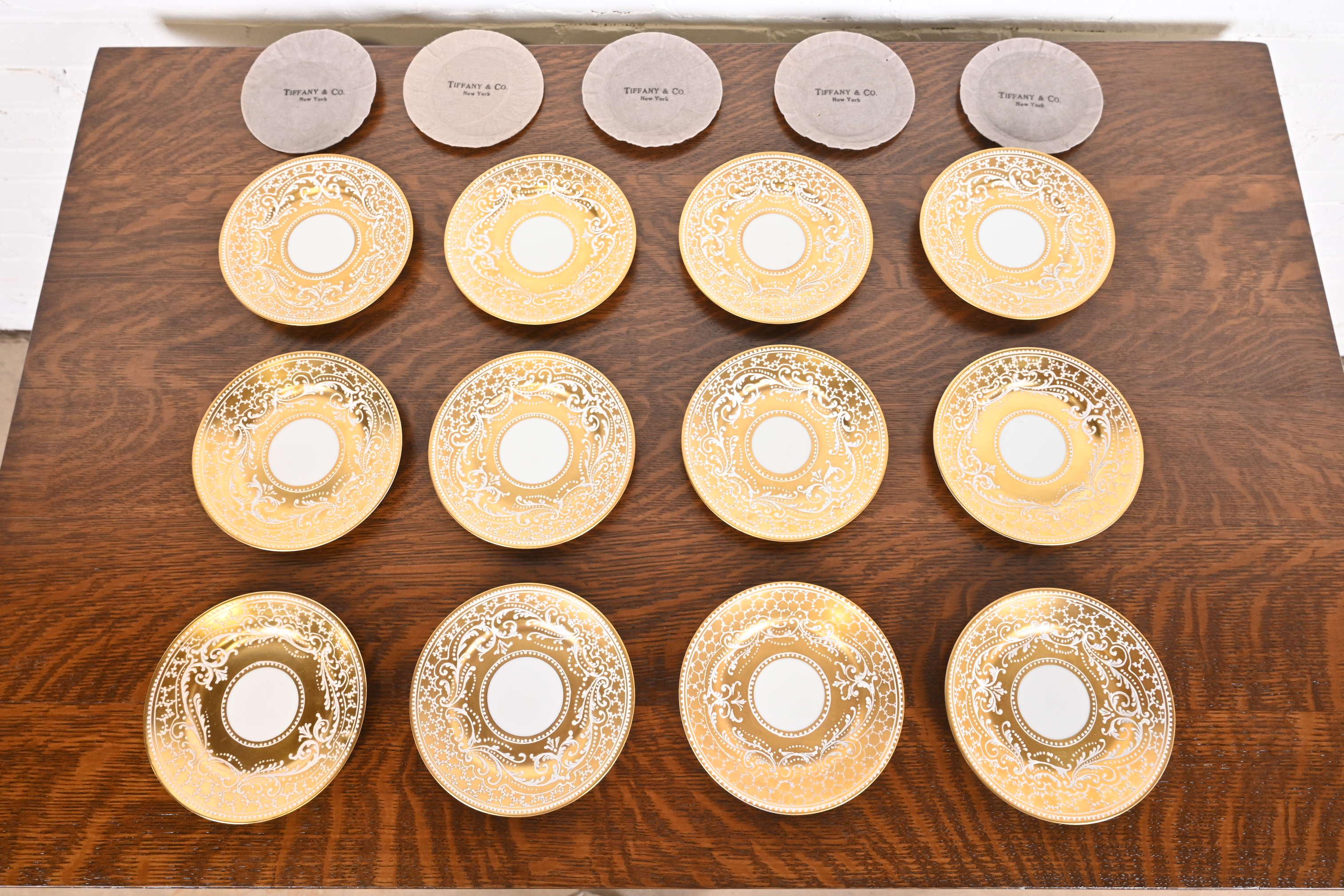 Le Tallec für Tiffany & Co. Französische handbemalte Porzellan-Essteller, zwölf Tafeln im Angebot 10