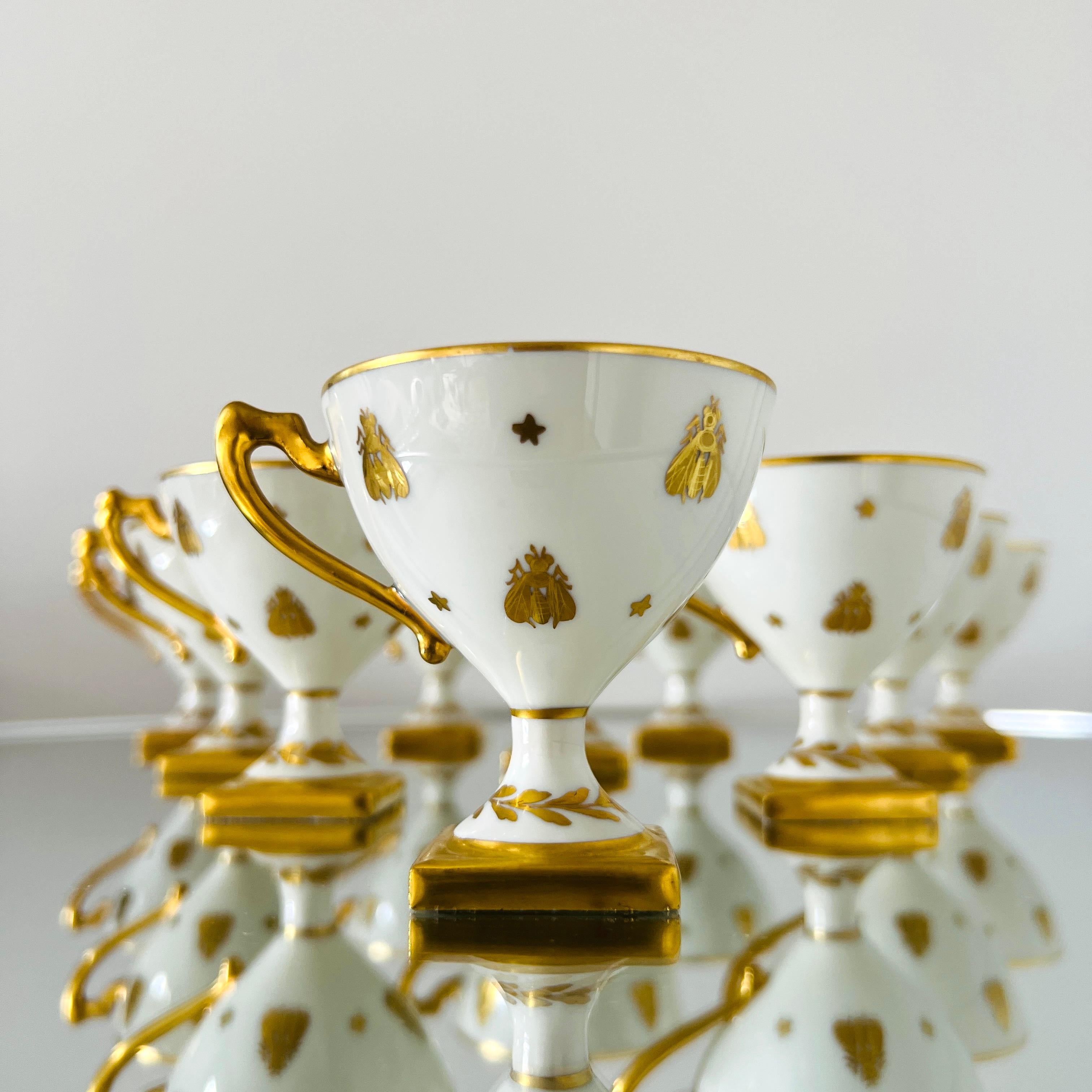 Milieu du XXe siècle Le Tallec Golden Bees Porcelain Demitasse Cups and Saucers, circa 1957 Set/11-12 en vente