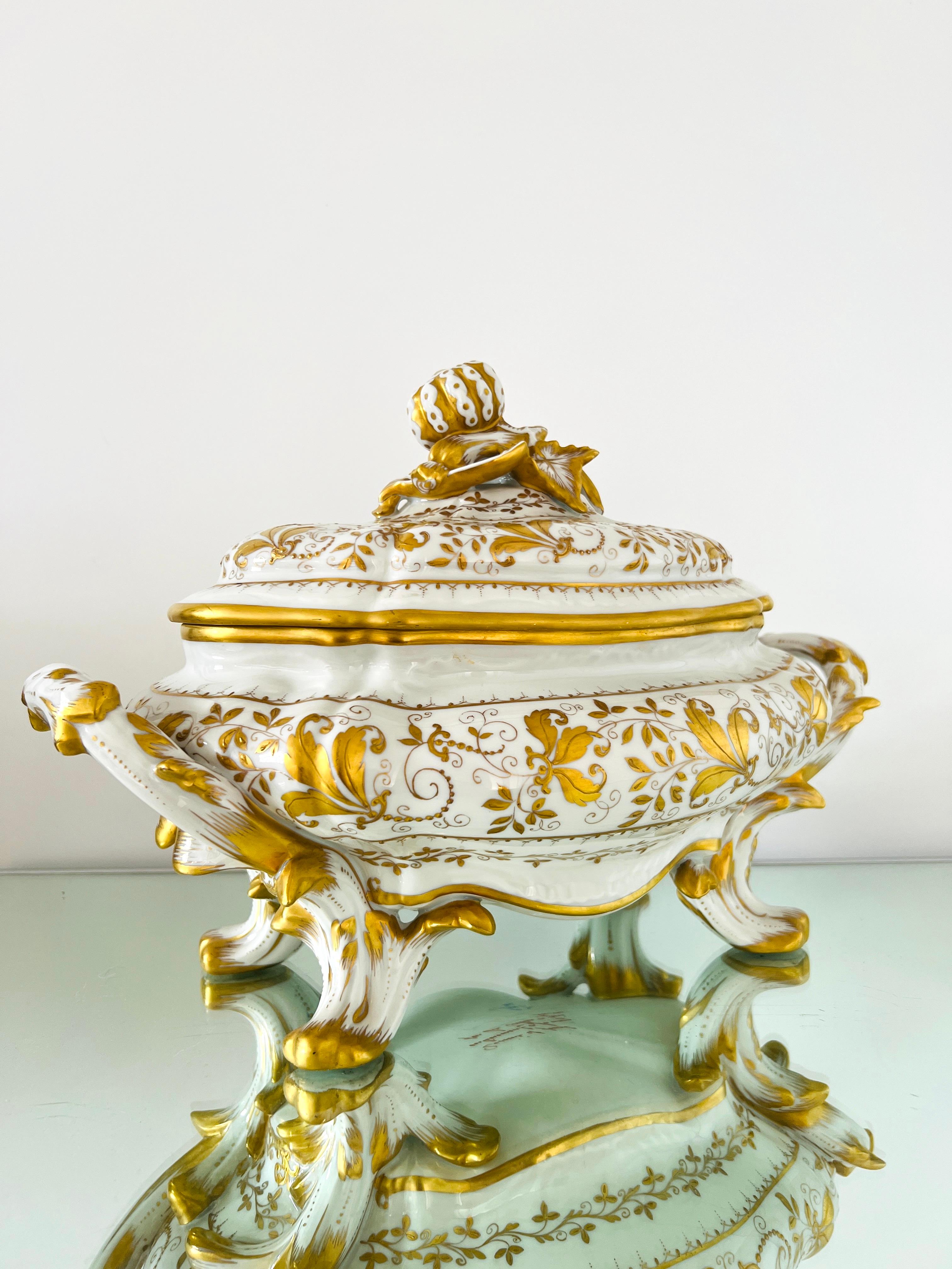 Sopera de porcelana pintada a mano Le Tallec con motivos en pan de oro, París, c. 1960 Rococó en venta
