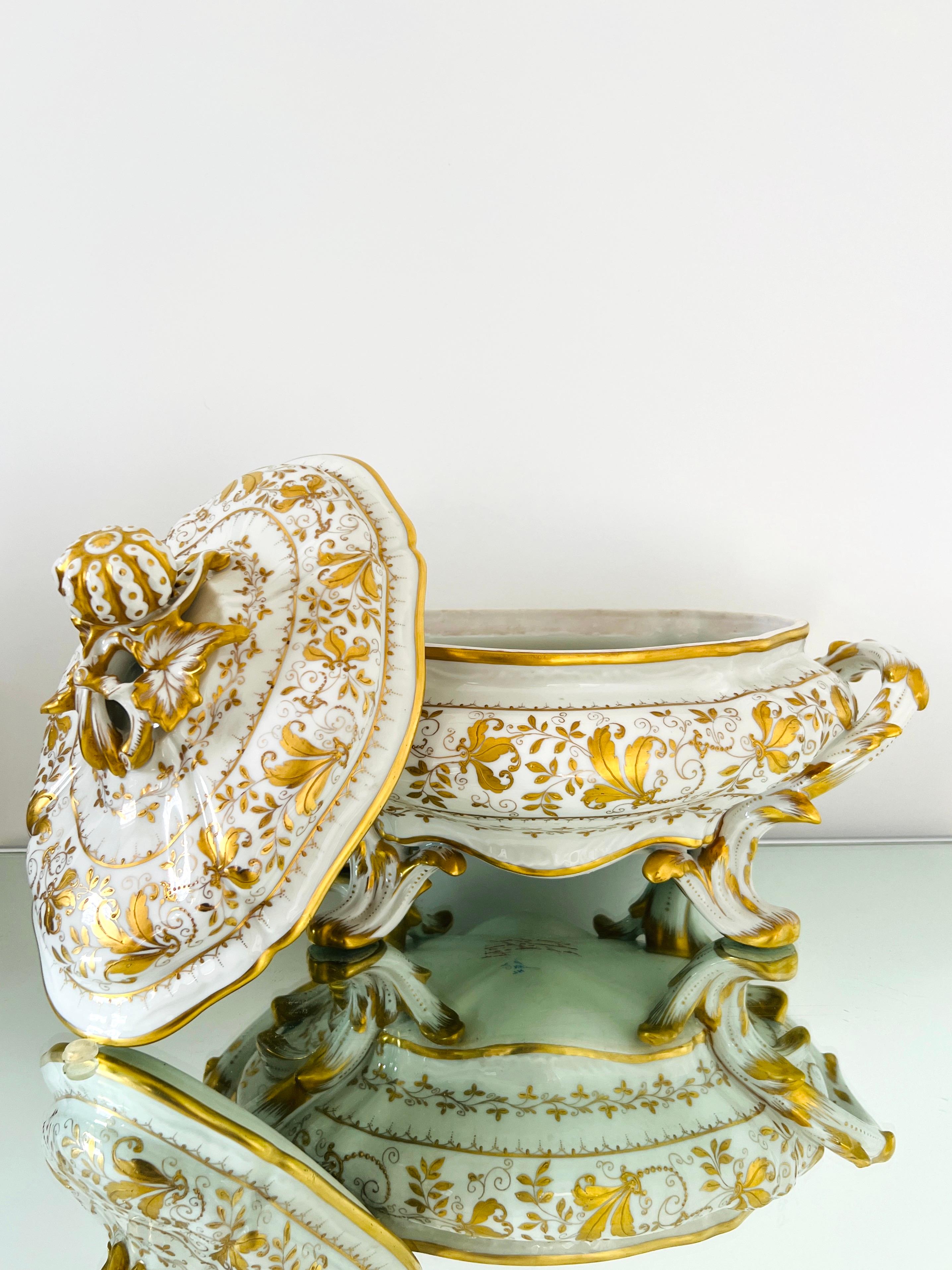 Rococo Soupière en porcelaine peinte à la main avec motifs de feuilles d'or, Le Tallec, Paris, vers 1960 en vente