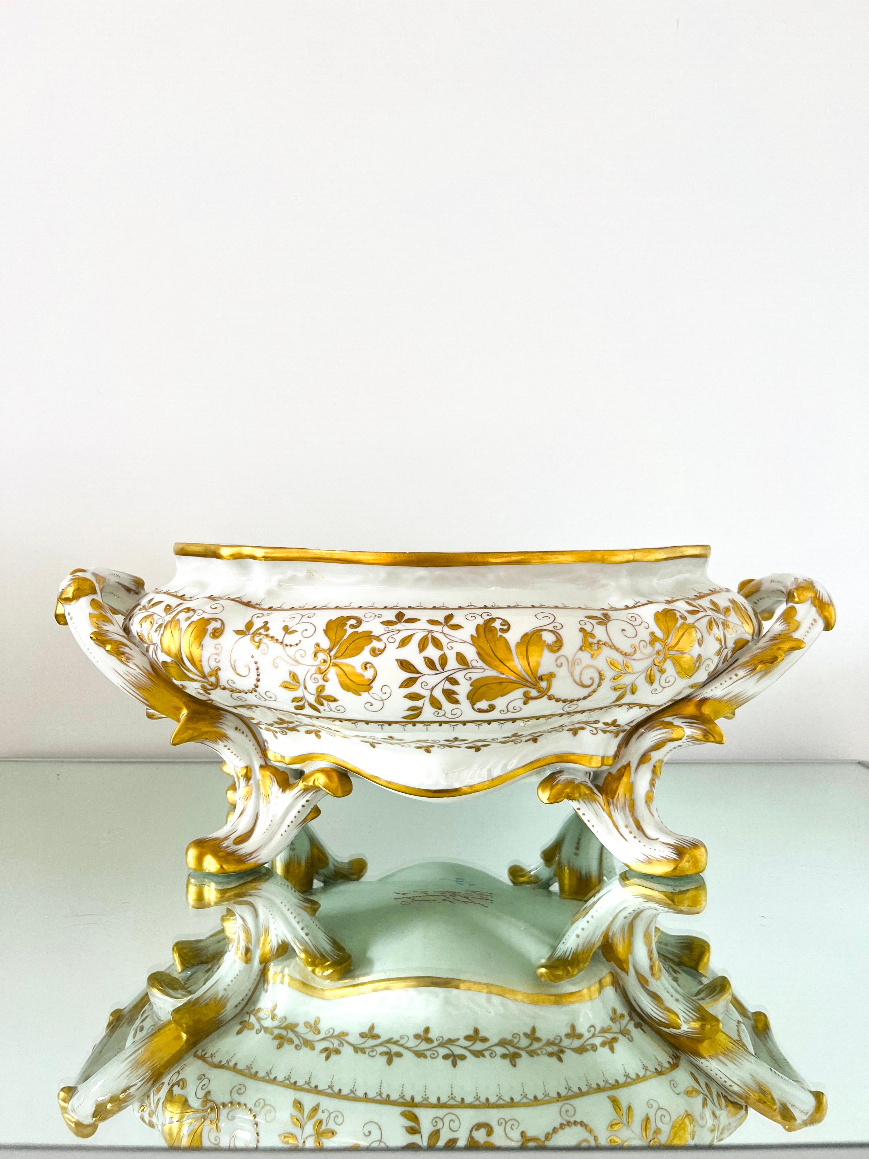 Sopera de porcelana pintada a mano Le Tallec con motivos en pan de oro, París, c. 1960 Hecho a mano en venta