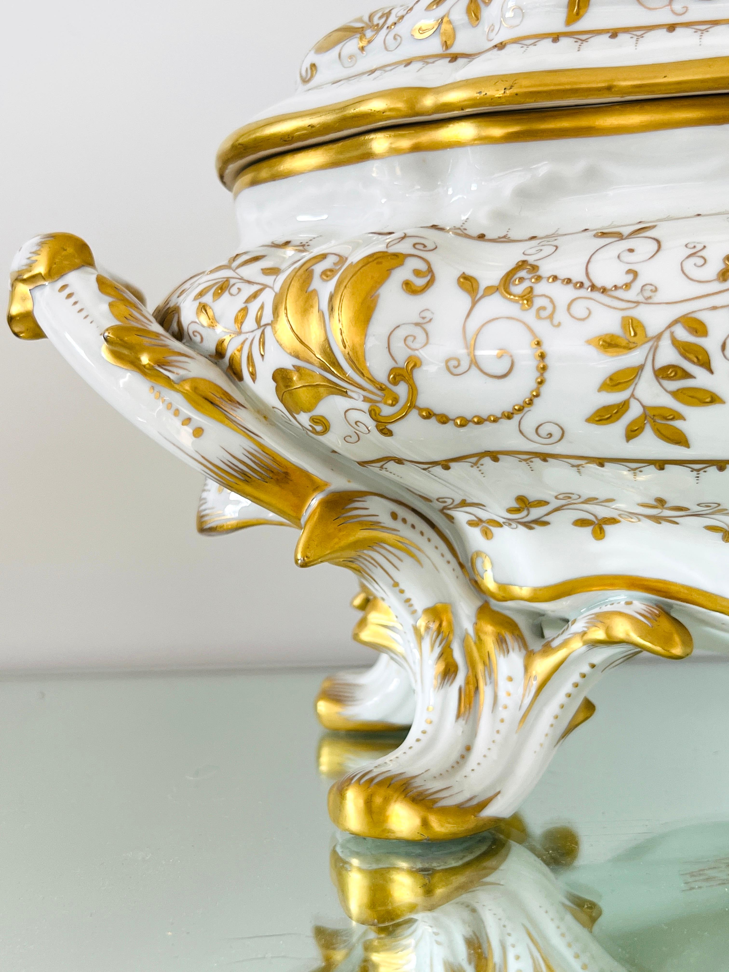 Milieu du XXe siècle Soupière en porcelaine peinte à la main avec motifs de feuilles d'or, Le Tallec, Paris, vers 1960 en vente