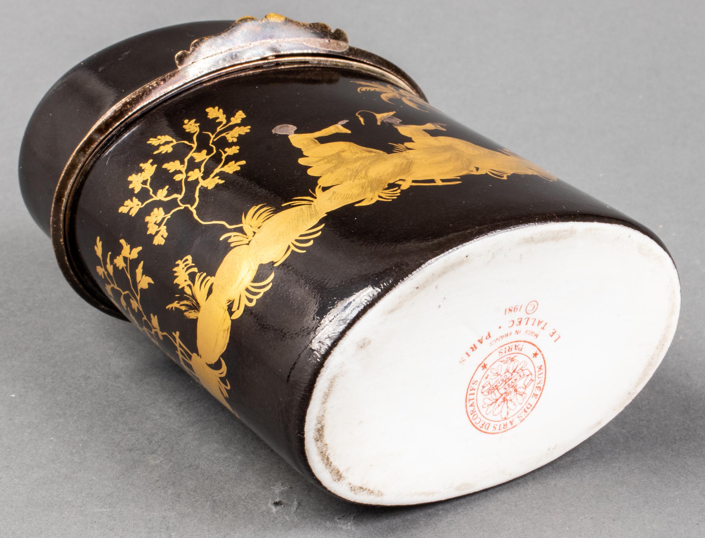 Boîte en porcelaine noire peinte et dorée à la main par l'Atelier Camille Le Tallec Paris, vers 1981, probablement du modèle Cirque Chinois, de forme ovale et ornée de scènes et de décorations chinoises, marquée à la base 