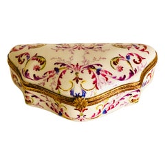 Boîte en porcelaine Le Tallec peinte avec un design élaboré de nombreuses couleurs et fleurs