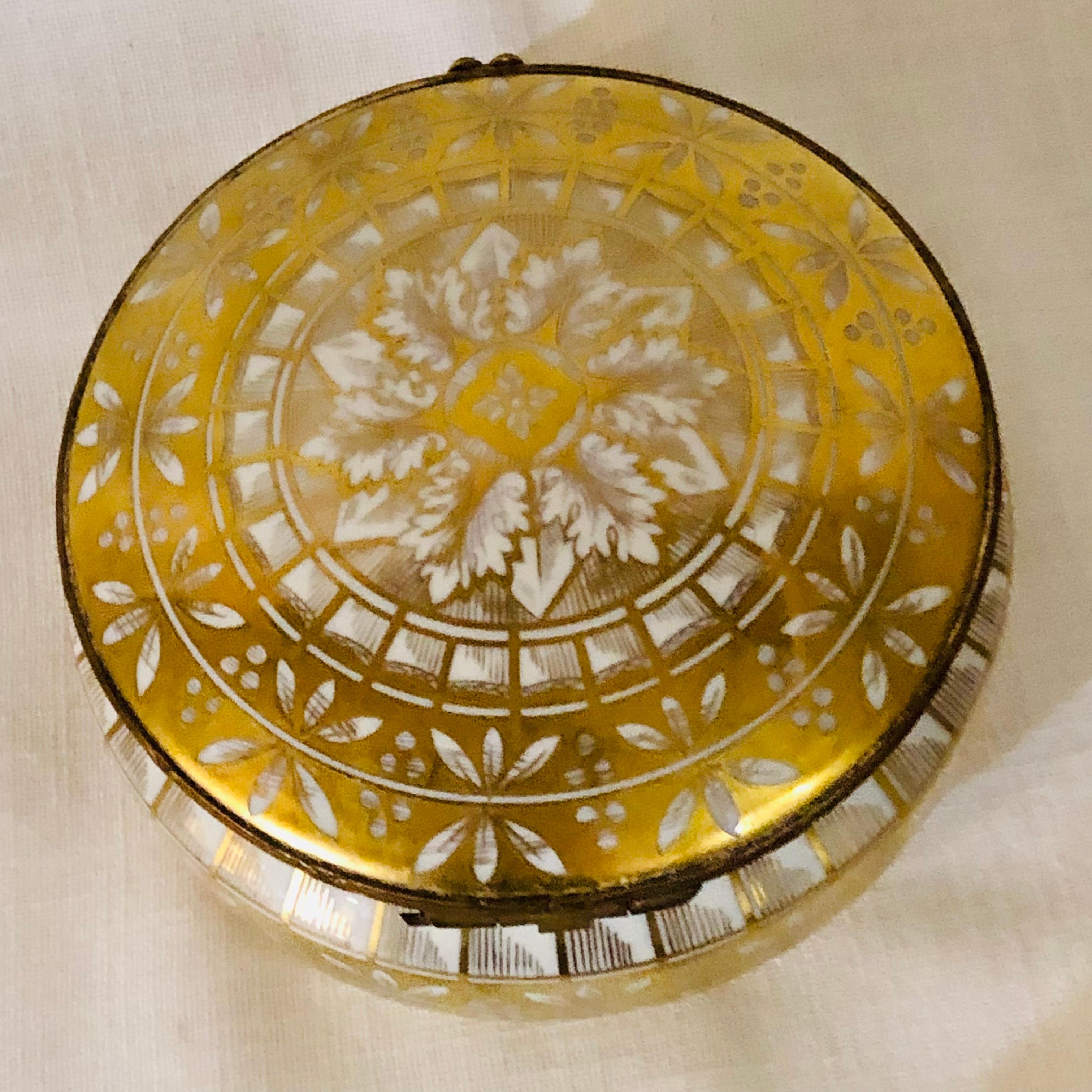 Boîte en porcelaine Le Tallec avec décoration peinte en or sur fond de porcelaine blanche 7
