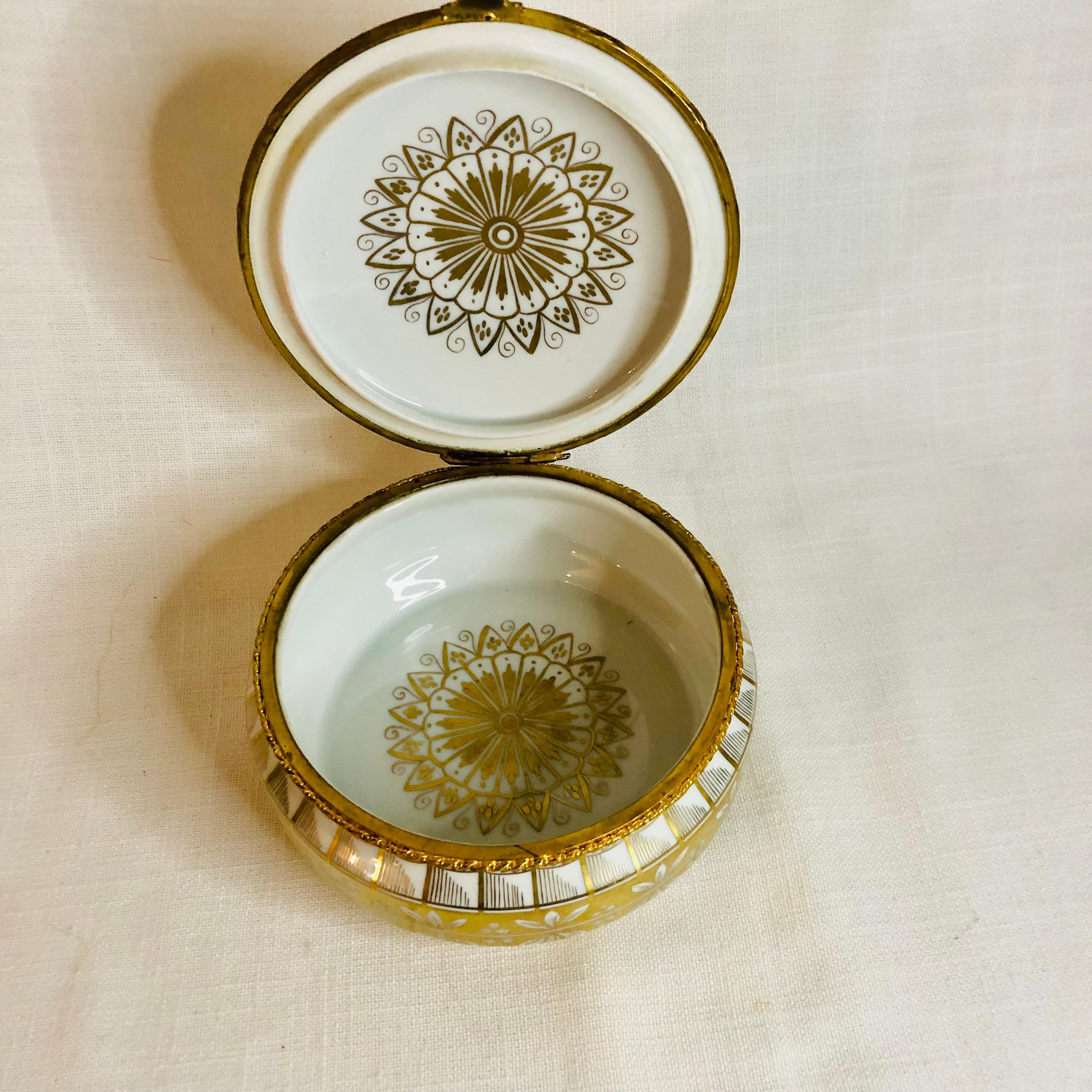Boîte en porcelaine Le Tallec avec décoration peinte en or sur fond de porcelaine blanche 1