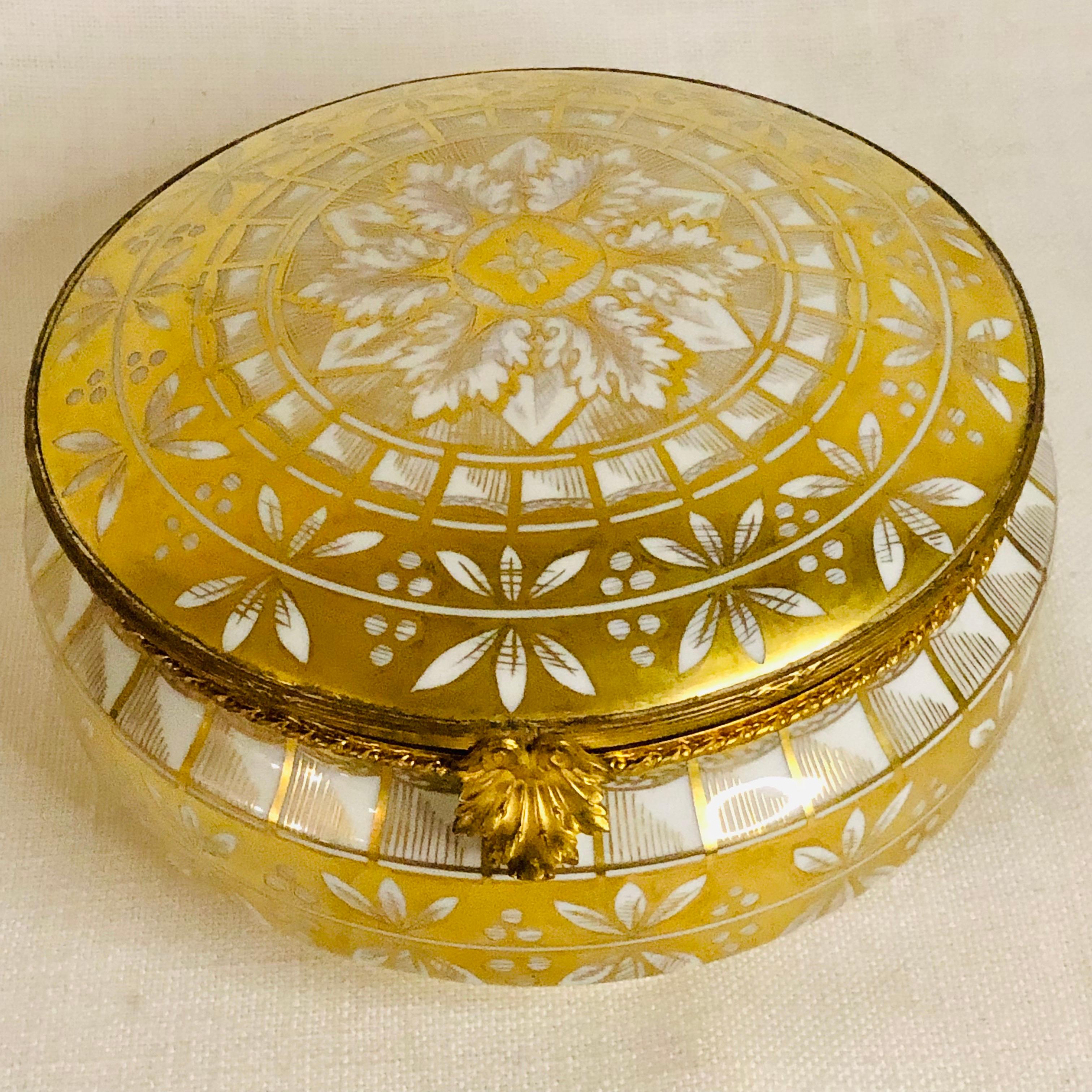 Boîte en porcelaine Le Tallec avec décoration peinte en or sur fond de porcelaine blanche