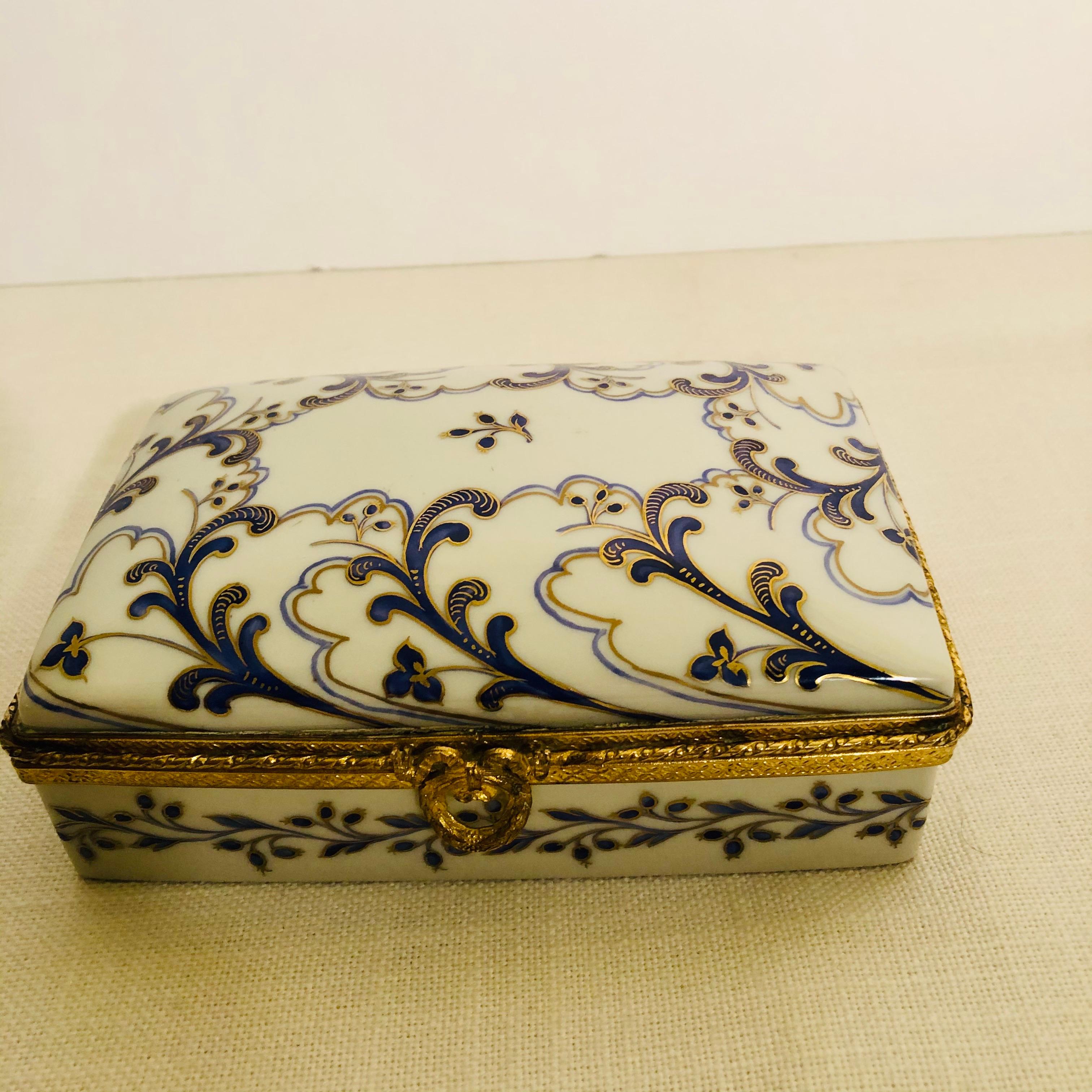 Rococo Boîte en porcelaine Le Tallec avec décorations arabesques peintes à la main en cobalt et or