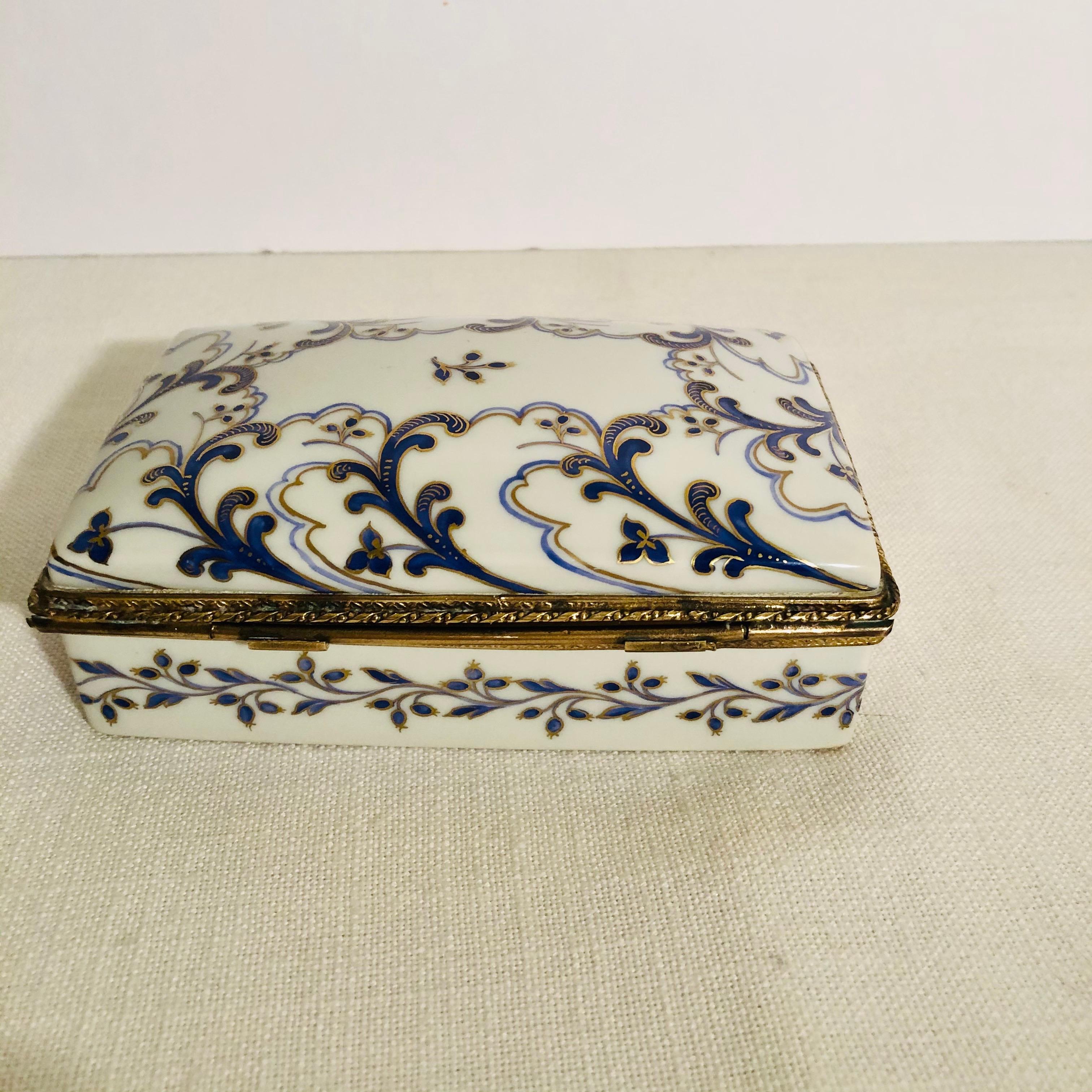 Français Boîte en porcelaine Le Tallec avec décorations arabesques peintes à la main en cobalt et or