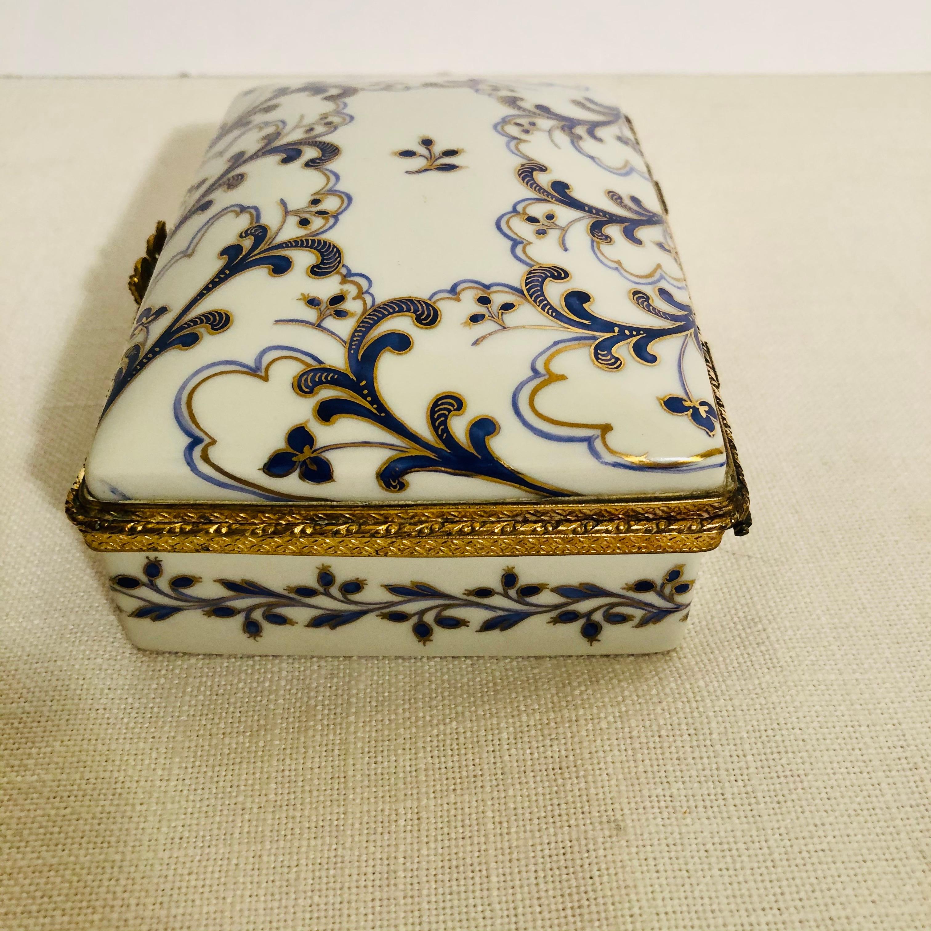 Peint à la main Boîte en porcelaine Le Tallec avec décorations arabesques peintes à la main en cobalt et or