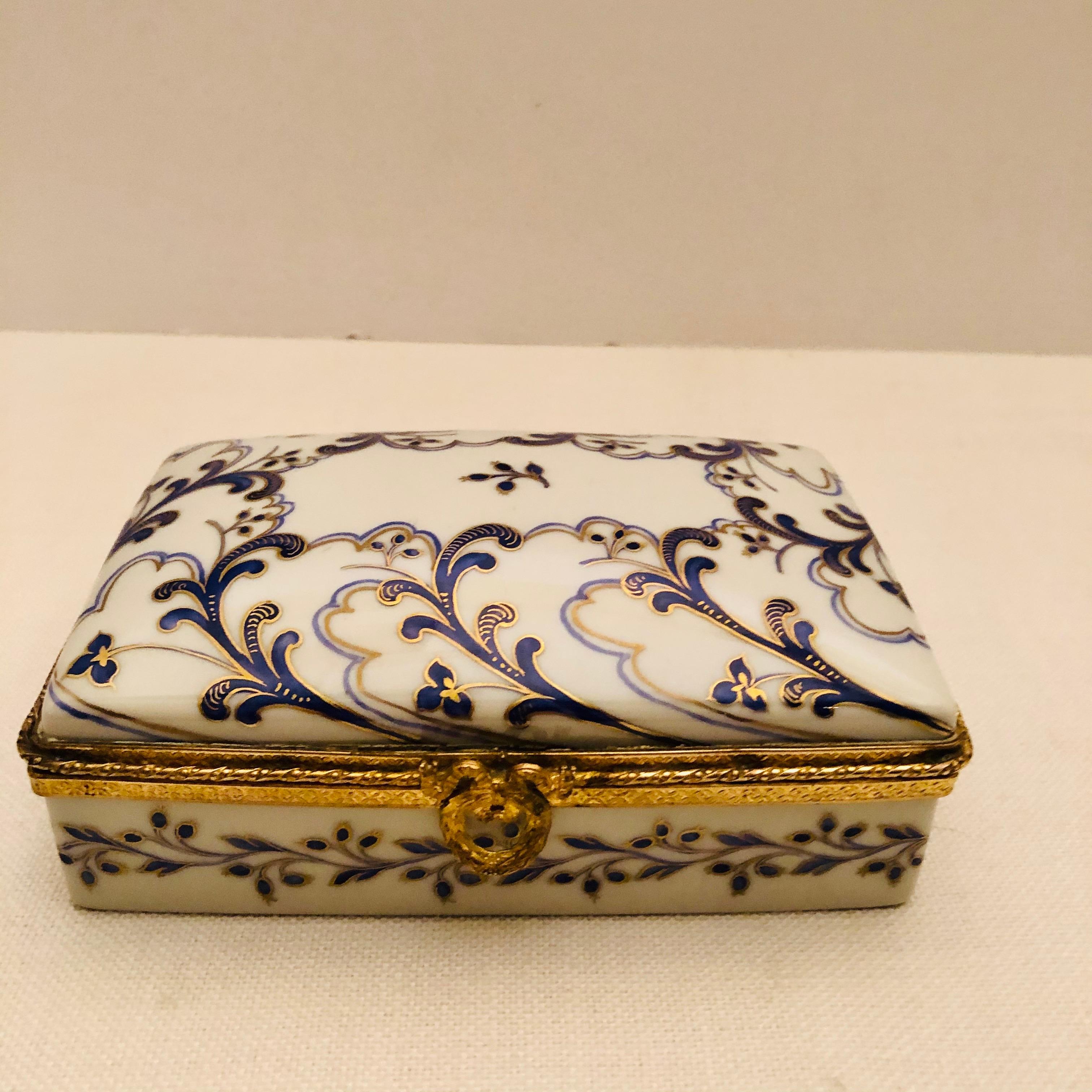 Boîte en porcelaine Le Tallec avec décorations arabesques peintes à la main en cobalt et or Bon état à Boston, MA