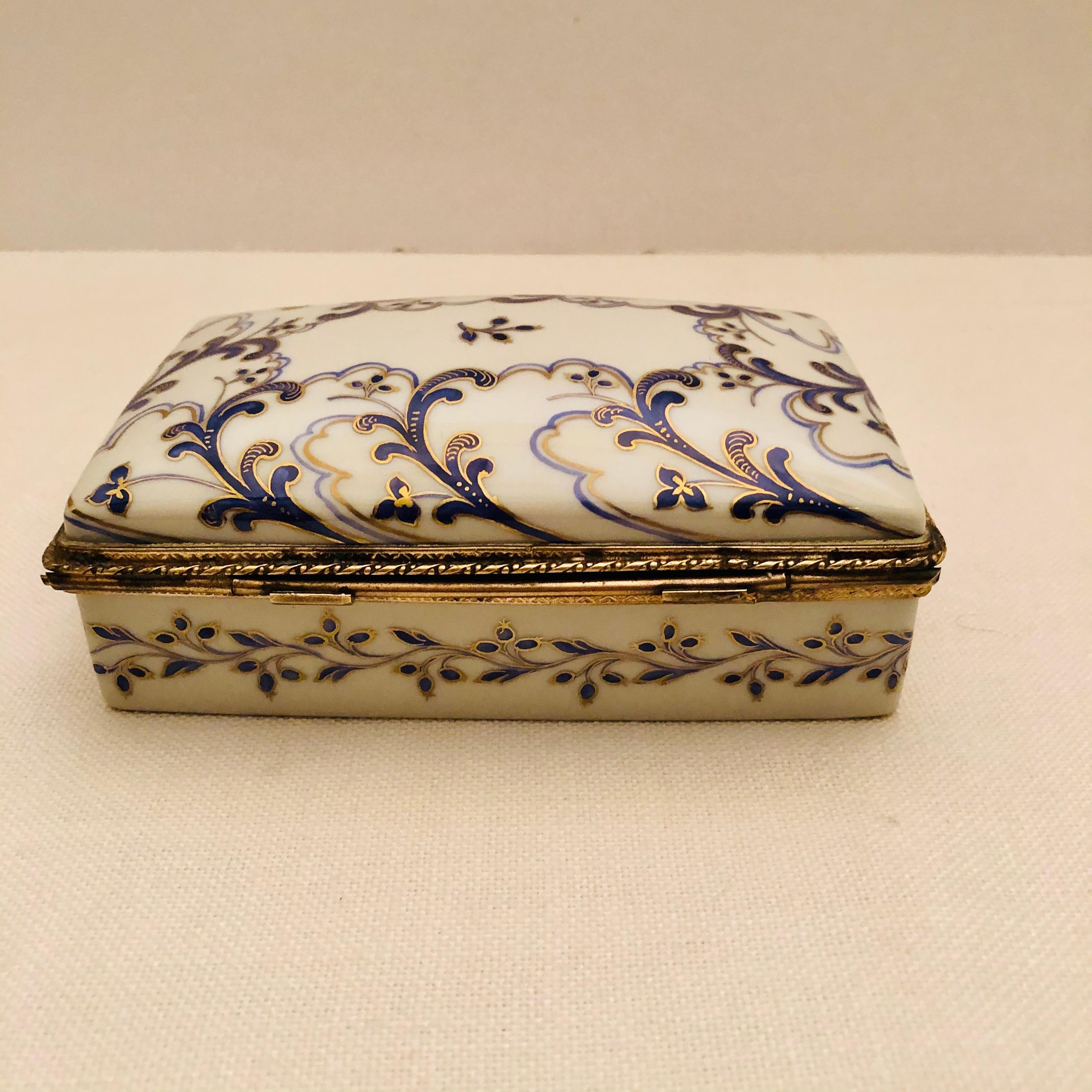 Milieu du XXe siècle Boîte en porcelaine Le Tallec avec décorations arabesques peintes à la main en cobalt et or