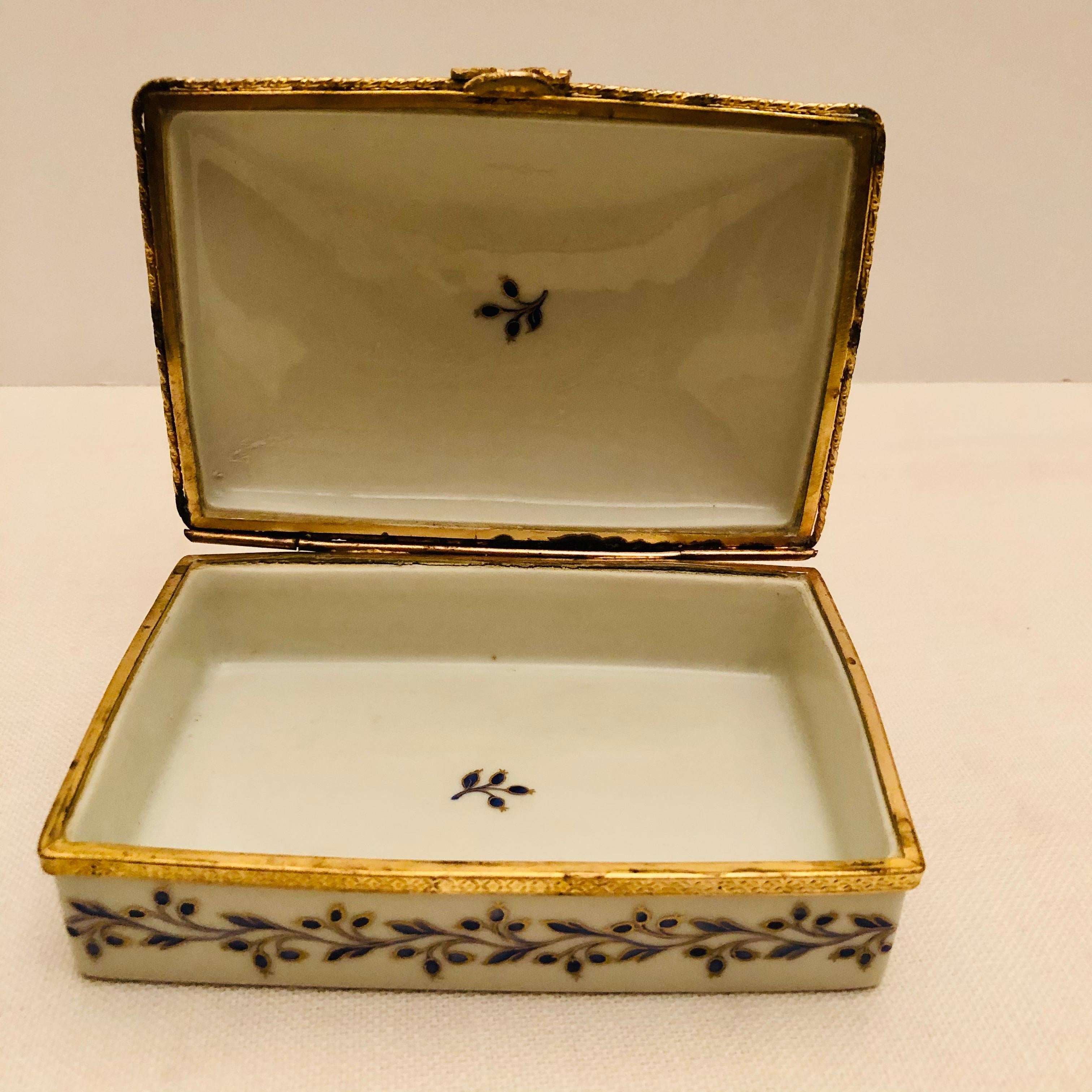 Porcelaine Boîte en porcelaine Le Tallec avec décorations arabesques peintes à la main en cobalt et or