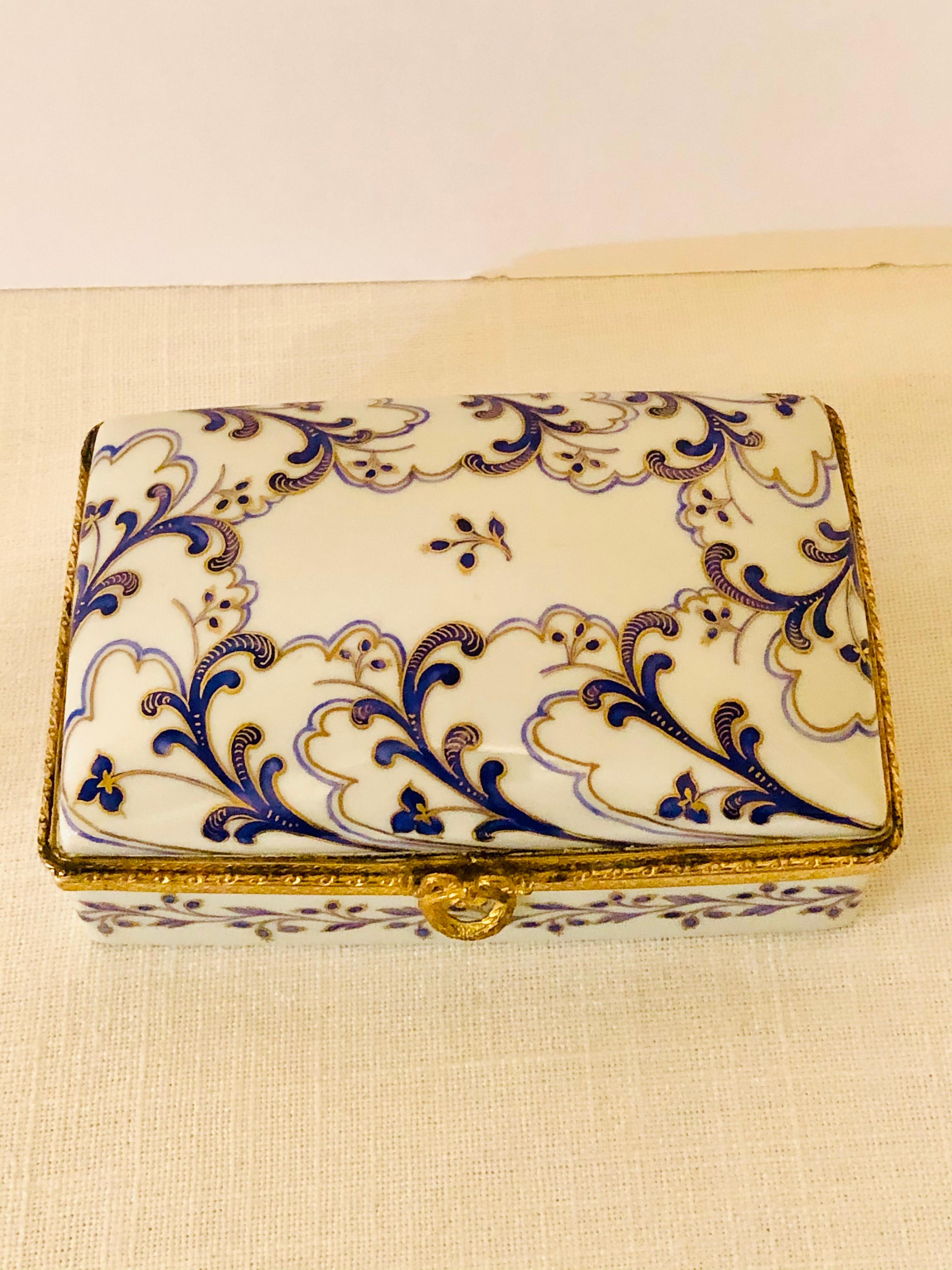 Boîte en porcelaine Le Tallec avec décorations arabesques peintes à la main en cobalt et or 1