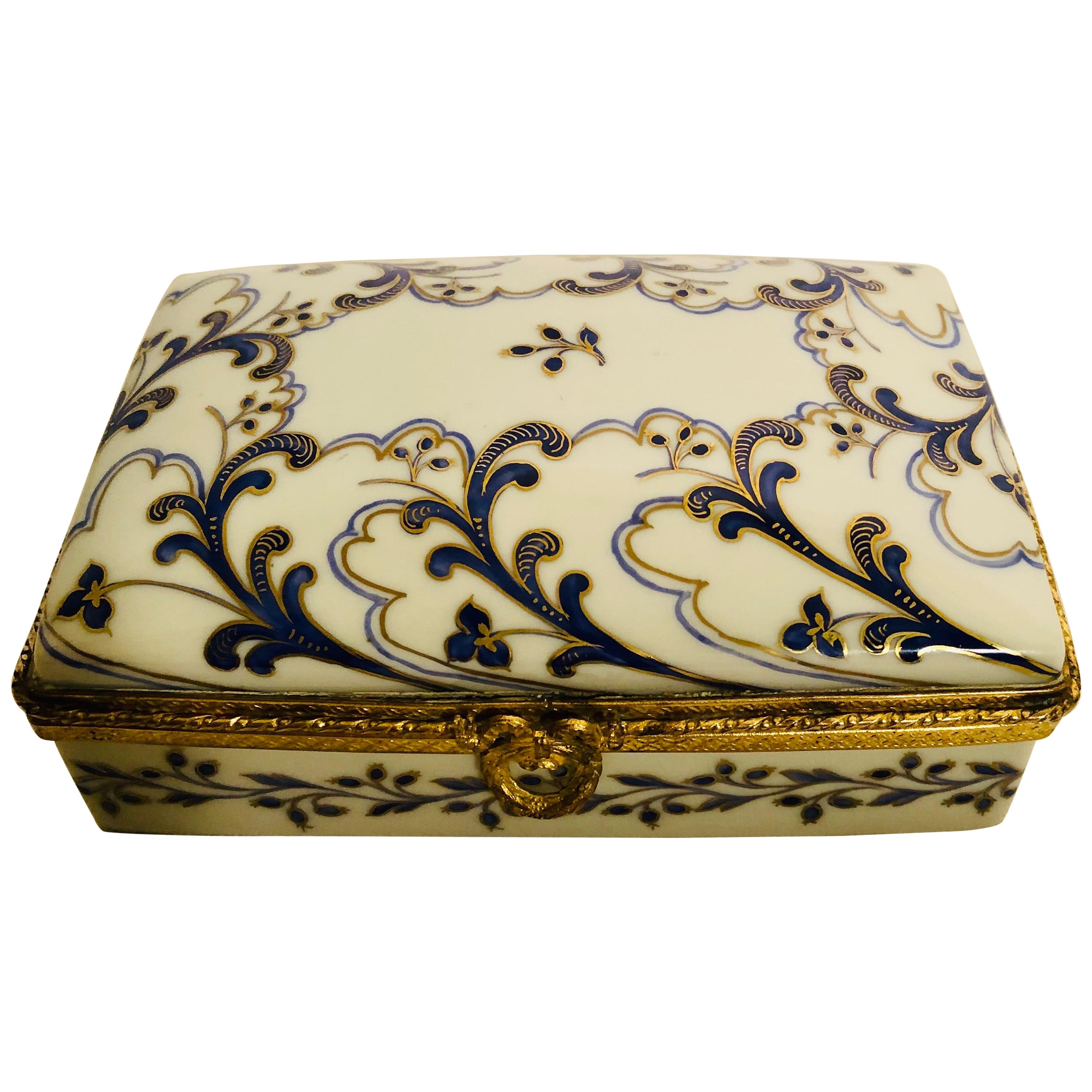 Boîte en porcelaine Le Tallec avec décorations arabesques peintes à la main en cobalt et or