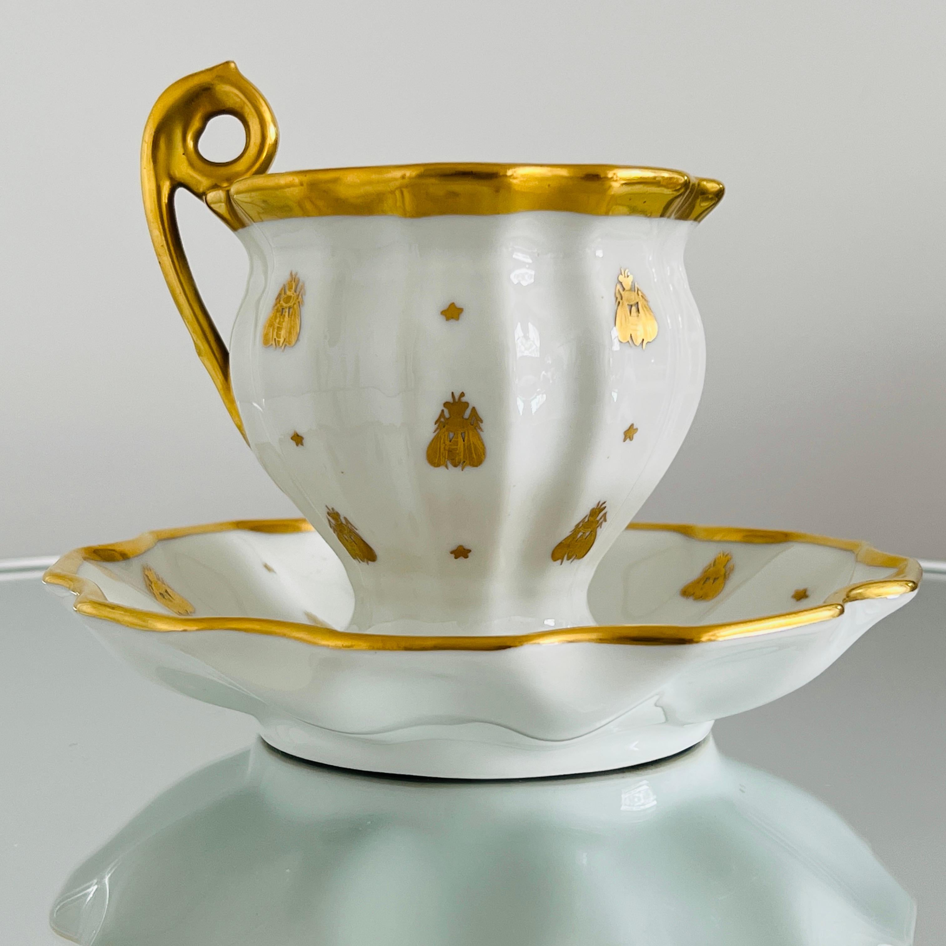 Ensemble tasse à bonbons et plat en porcelaine Le Tallec avec motif d'abeille de Napoléon en or, vers 1952 2