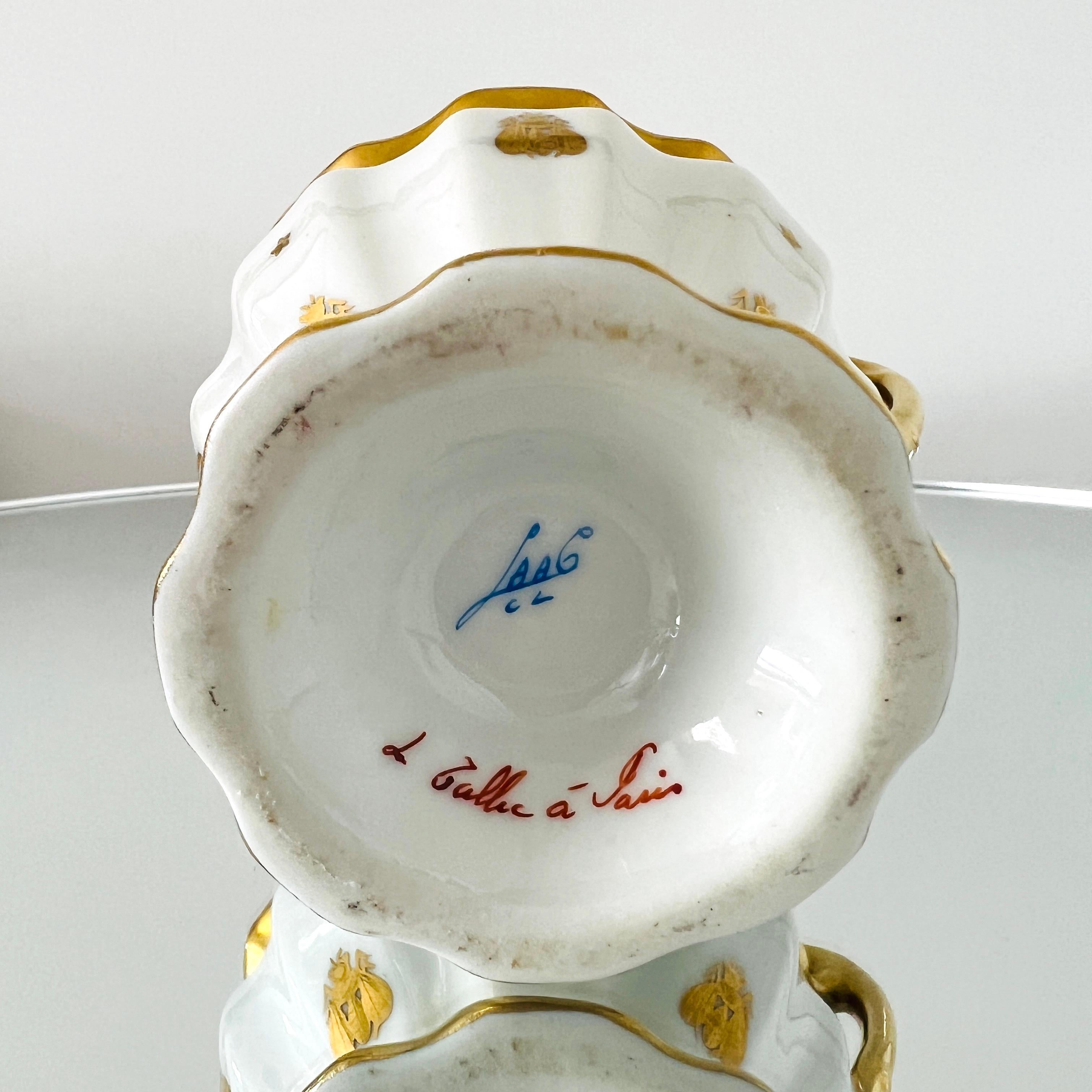 Ensemble tasse à bonbons et plat en porcelaine Le Tallec avec motif d'abeille de Napoléon en or, vers 1952 3
