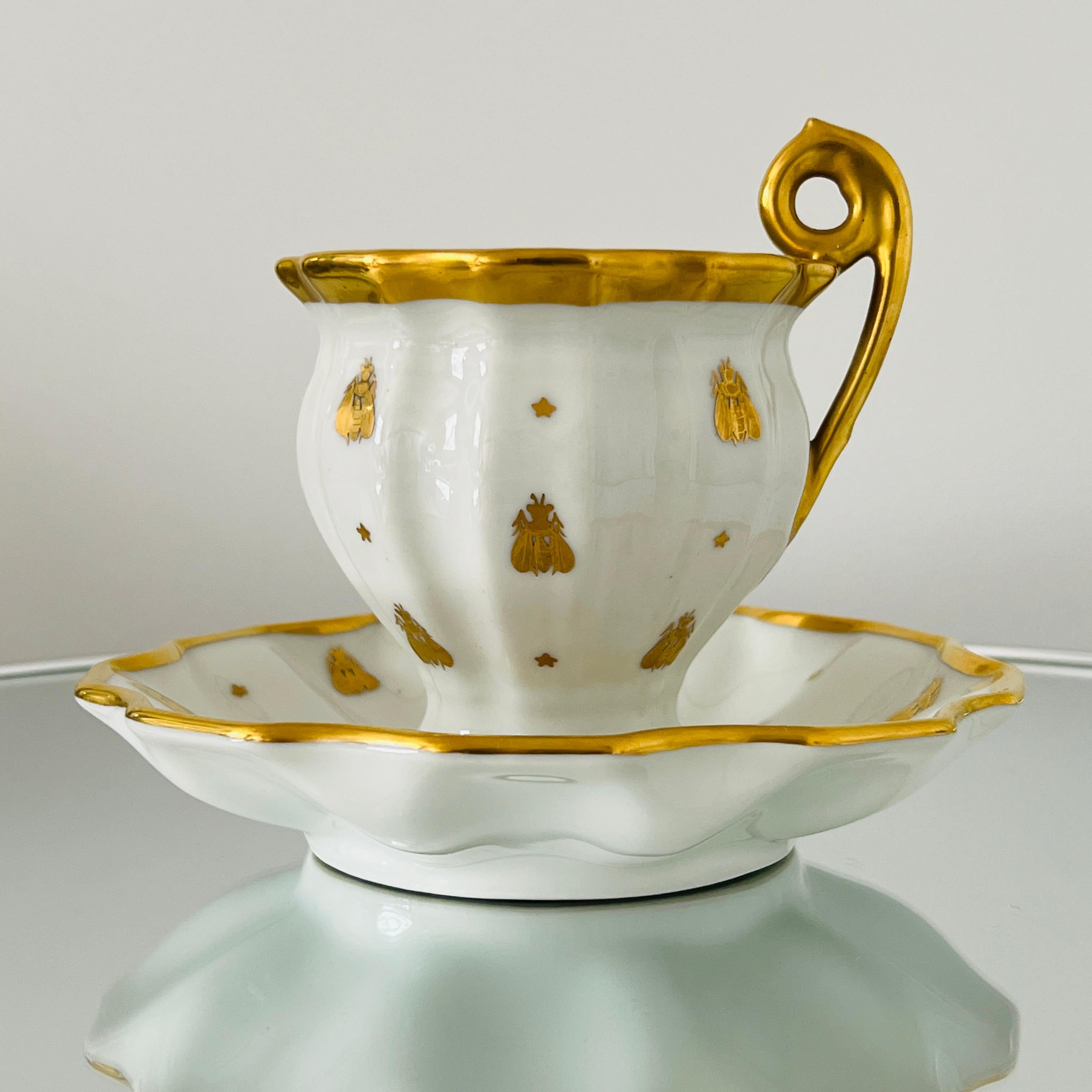 Empire Ensemble tasse à bonbons et plat en porcelaine Le Tallec avec motif d'abeille de Napoléon en or, vers 1952