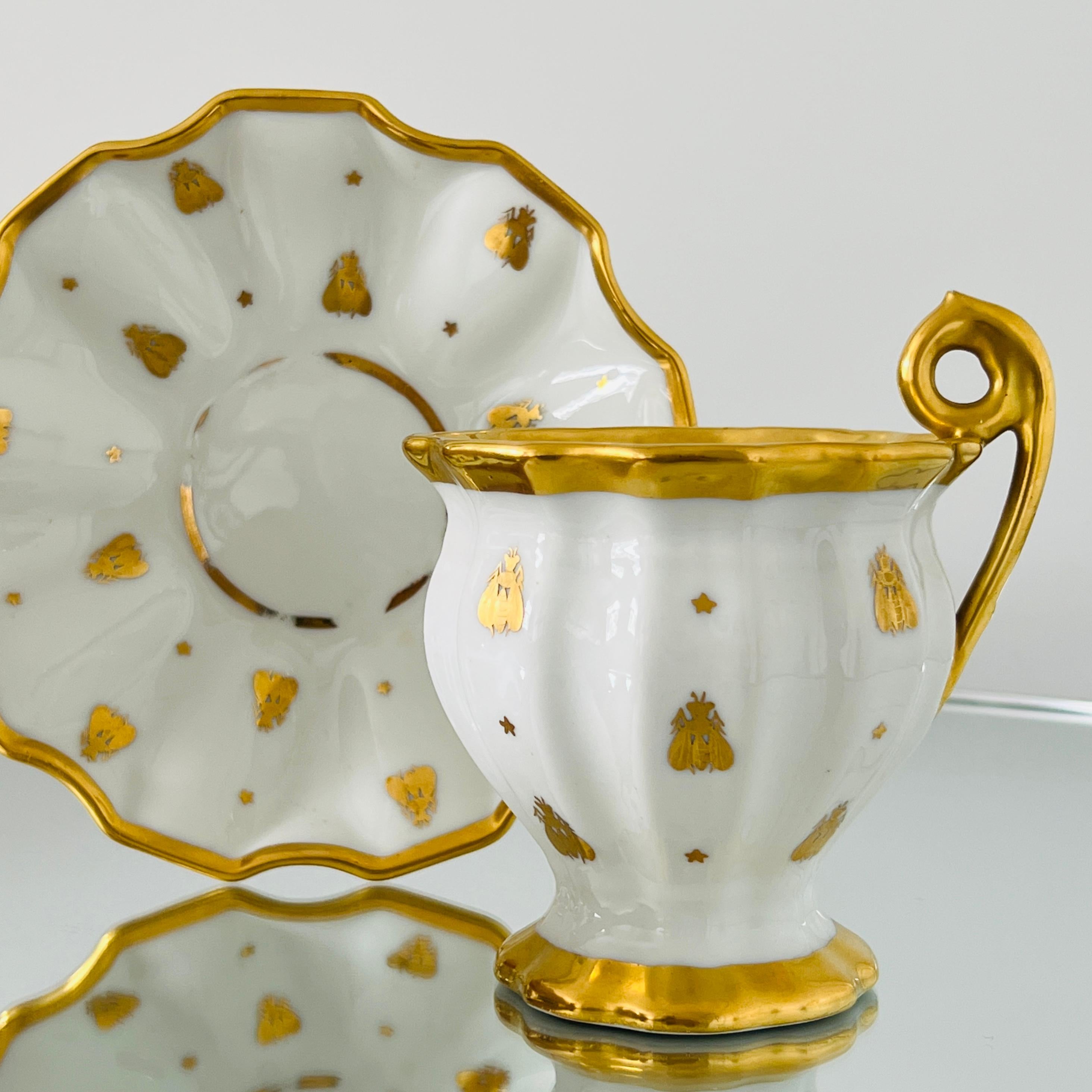 Français Ensemble tasse à bonbons et plat en porcelaine Le Tallec avec motif d'abeille de Napoléon en or, vers 1952