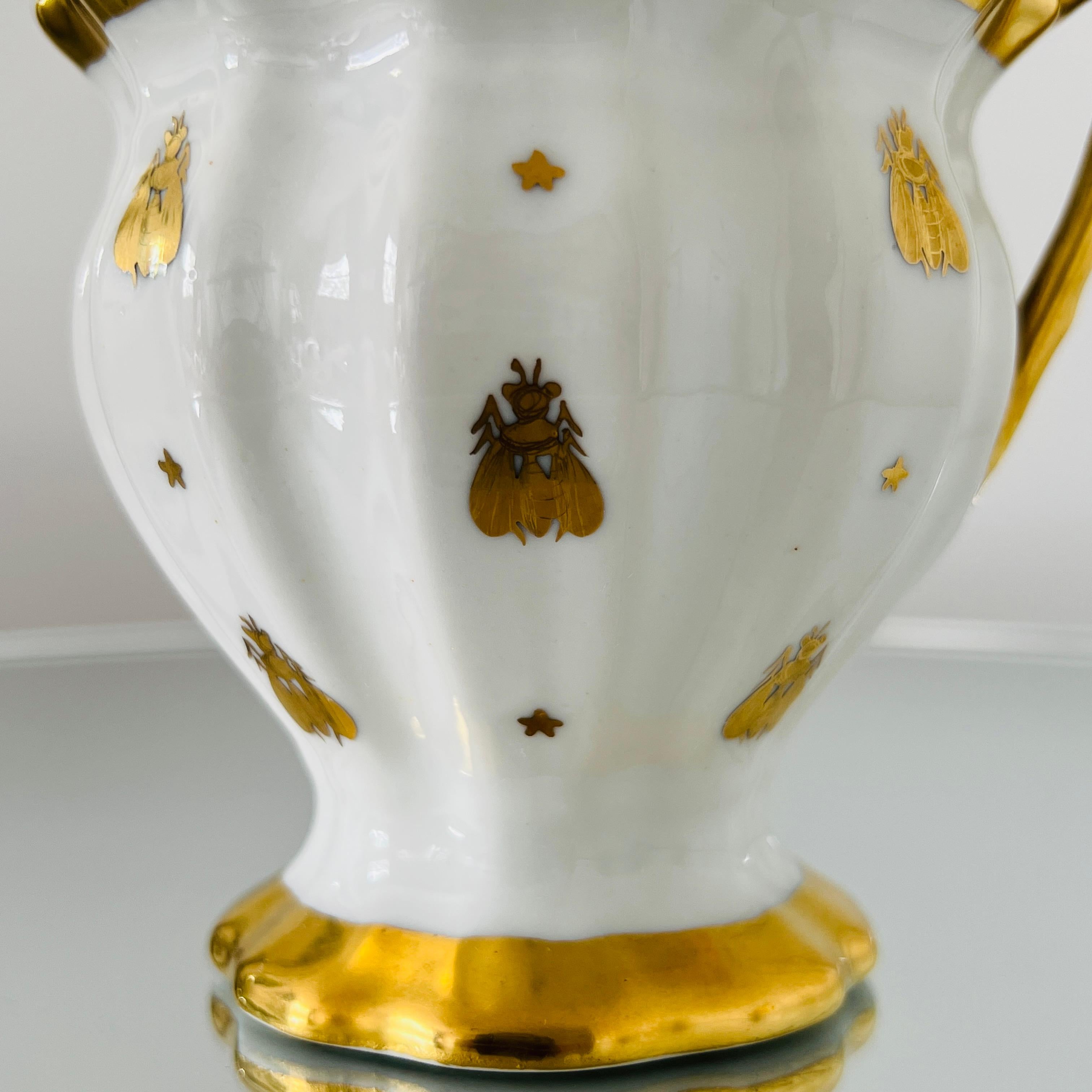Milieu du XXe siècle Ensemble tasse à bonbons et plat en porcelaine Le Tallec avec motif d'abeille de Napoléon en or, vers 1952