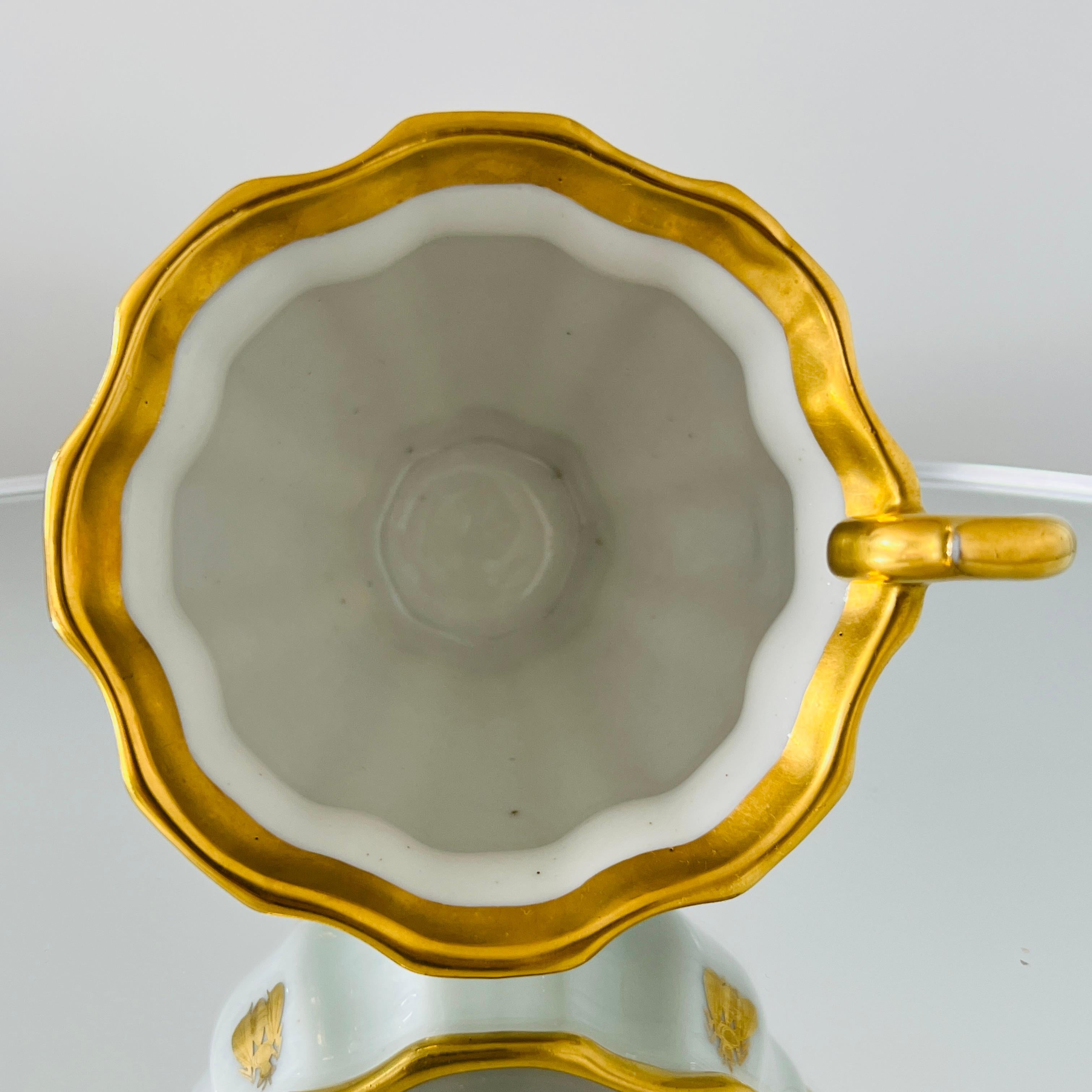 Or Ensemble tasse à bonbons et plat en porcelaine Le Tallec avec motif d'abeille de Napoléon en or, vers 1952