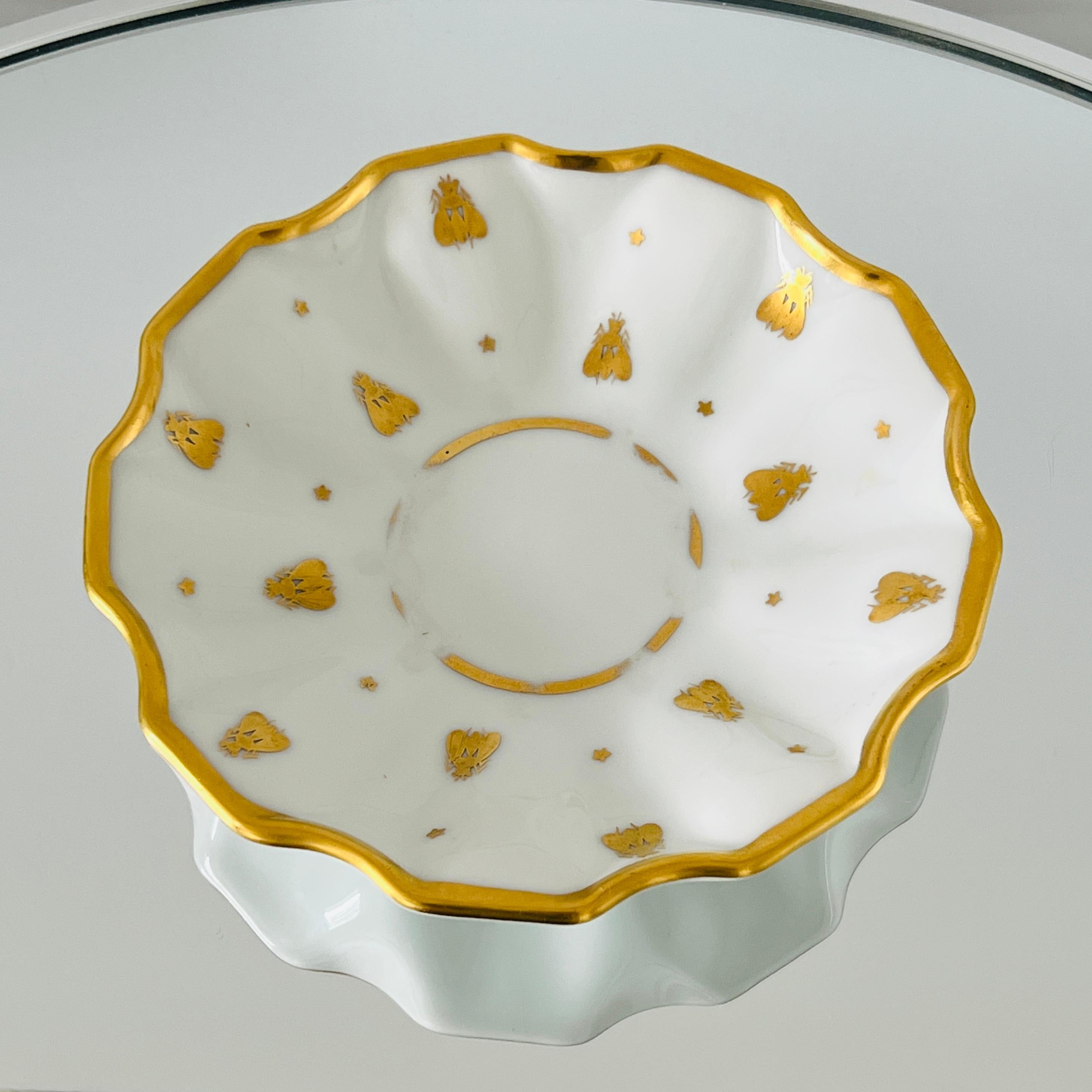 Ensemble tasse à bonbons et plat en porcelaine Le Tallec avec motif d'abeille de Napoléon en or, vers 1952 1