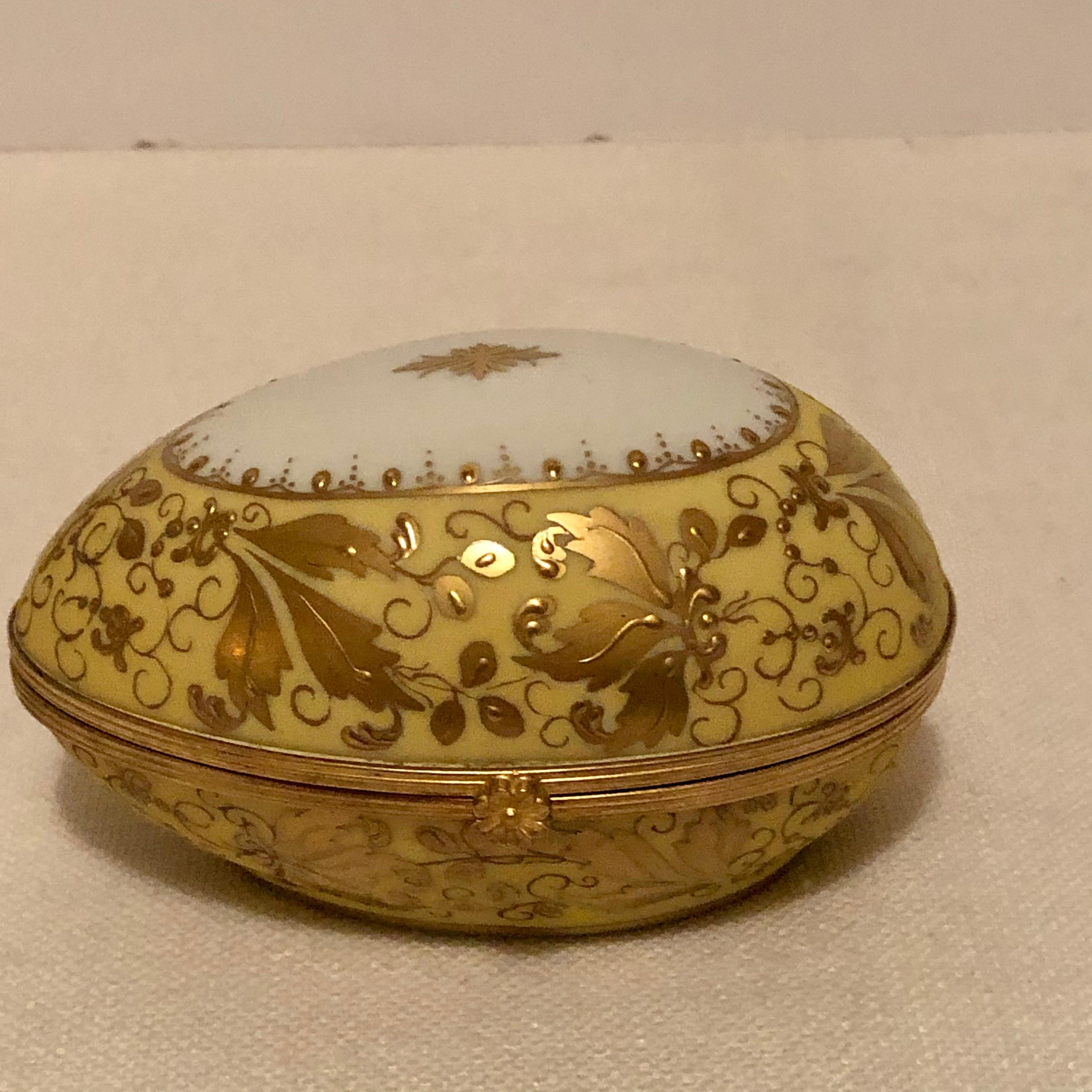 Belle Époque Boîte en forme d'œuf en porcelaine Le Tallec décorée d'une exquise dorure en relief