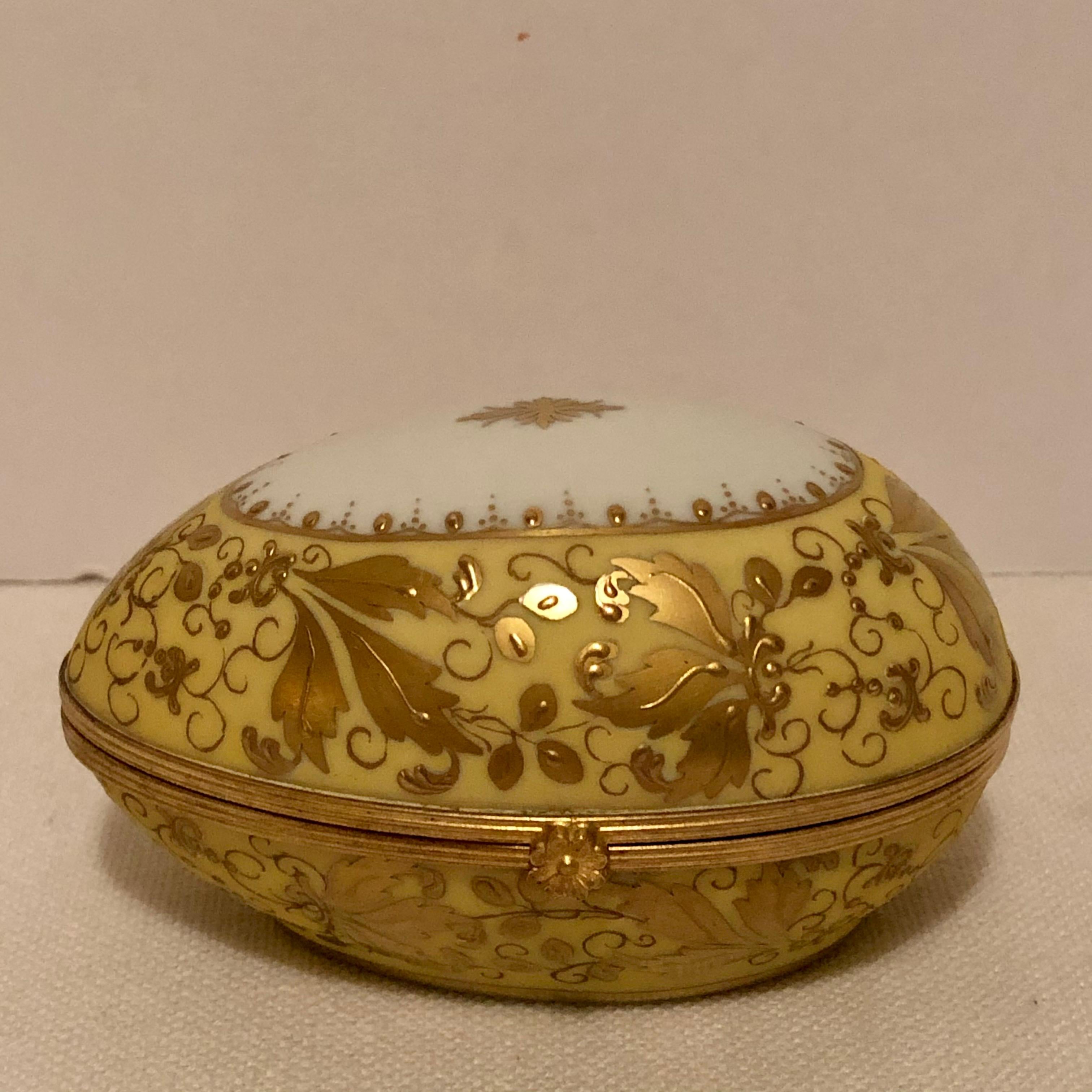 Français Boîte en forme d'œuf en porcelaine Le Tallec décorée d'une exquise dorure en relief