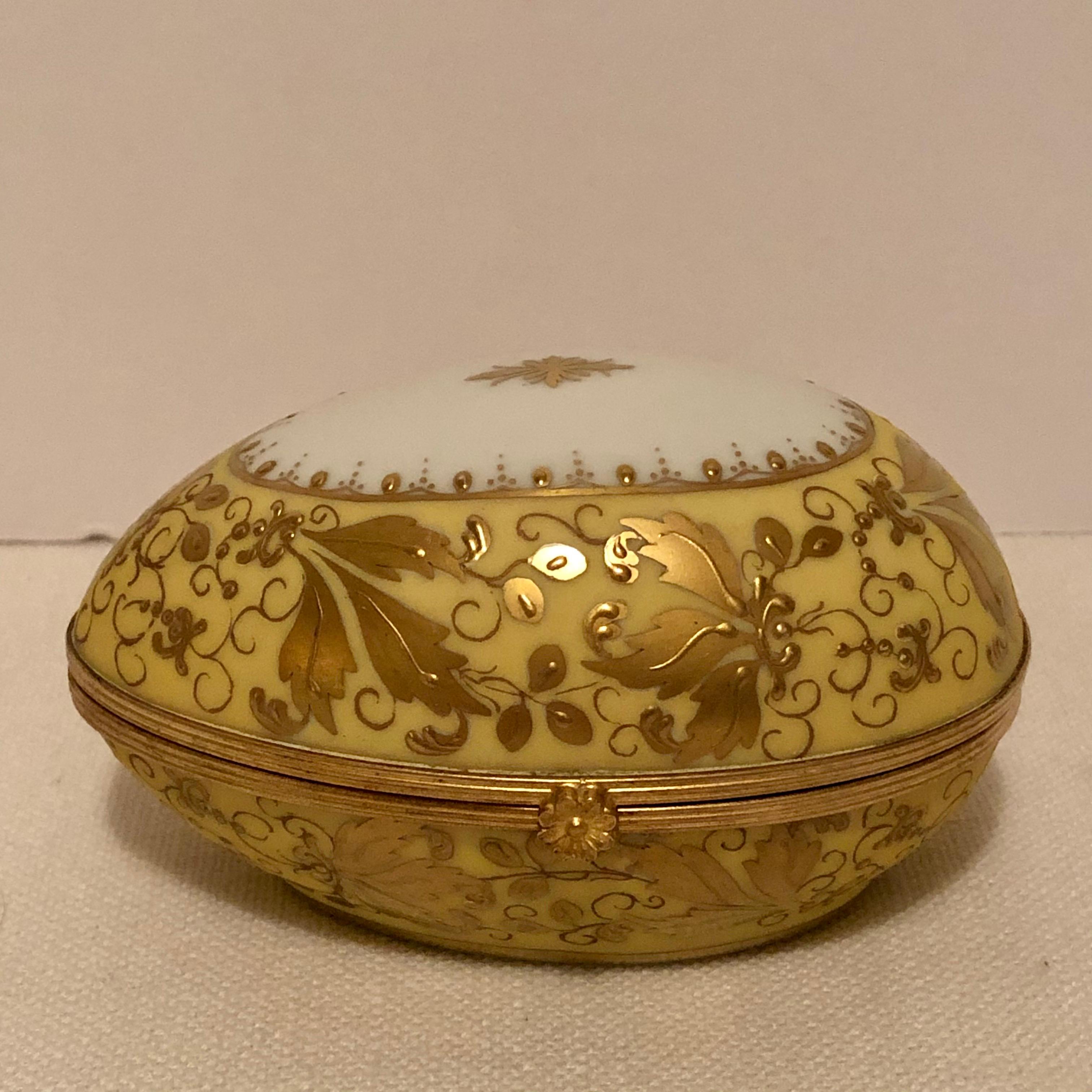 Doré Boîte en forme d'œuf en porcelaine Le Tallec décorée d'une exquise dorure en relief
