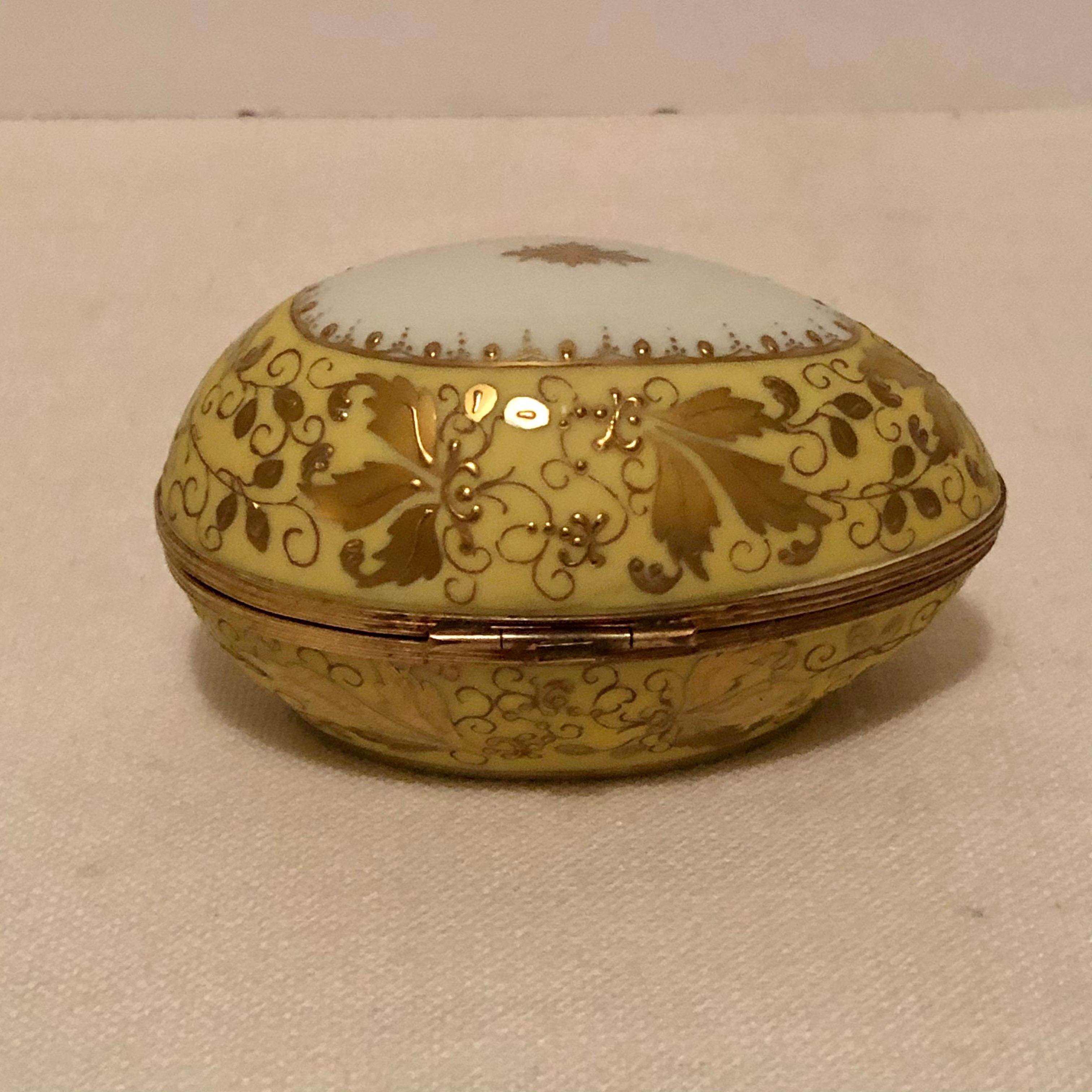 Porcelaine Boîte en forme d'œuf en porcelaine Le Tallec décorée d'une exquise dorure en relief