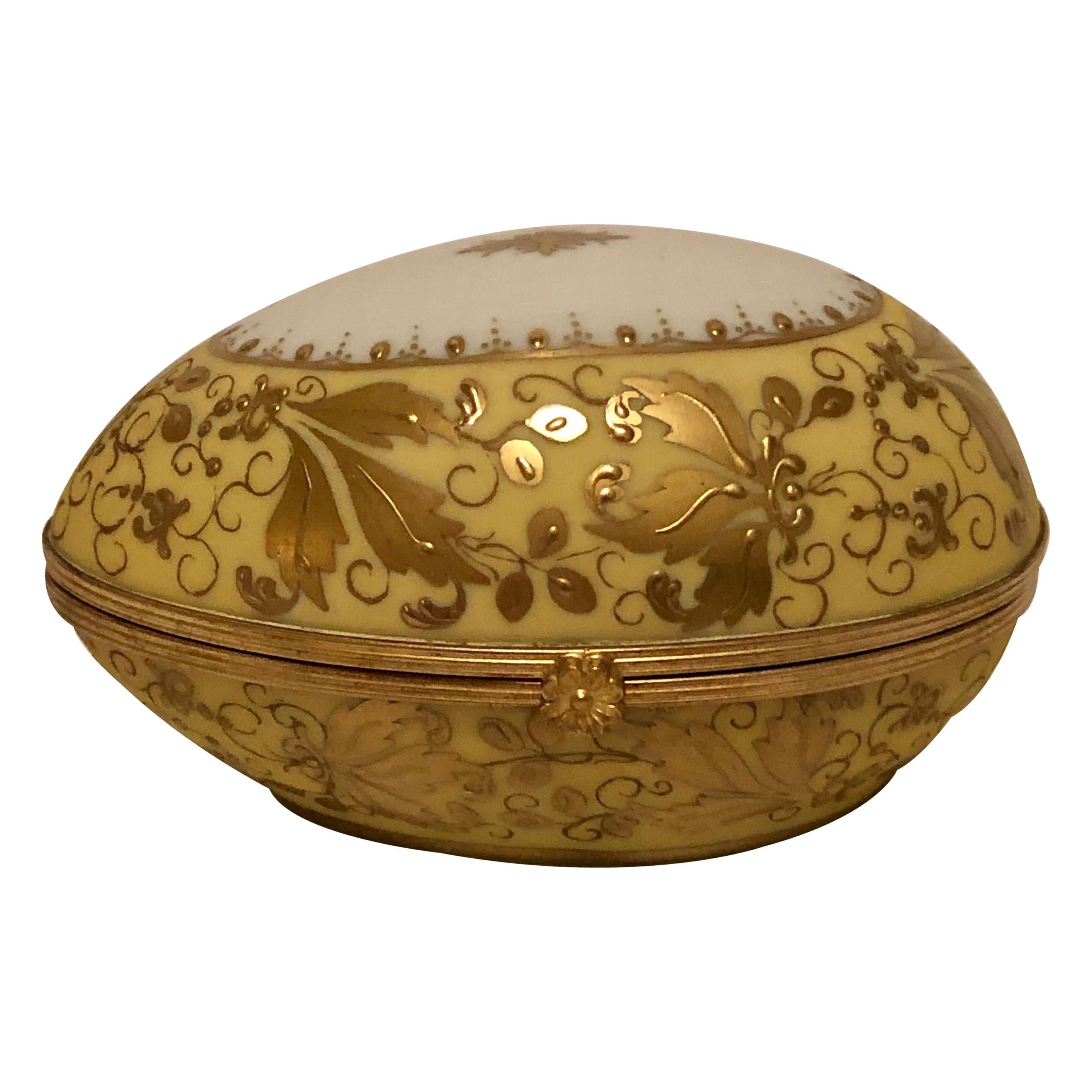 Boîte en forme d'œuf en porcelaine Le Tallec décorée d'une exquise dorure en relief
