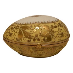 Boîte en porcelaine en forme d'œuf décorée d'un exquis dorurement surélevé