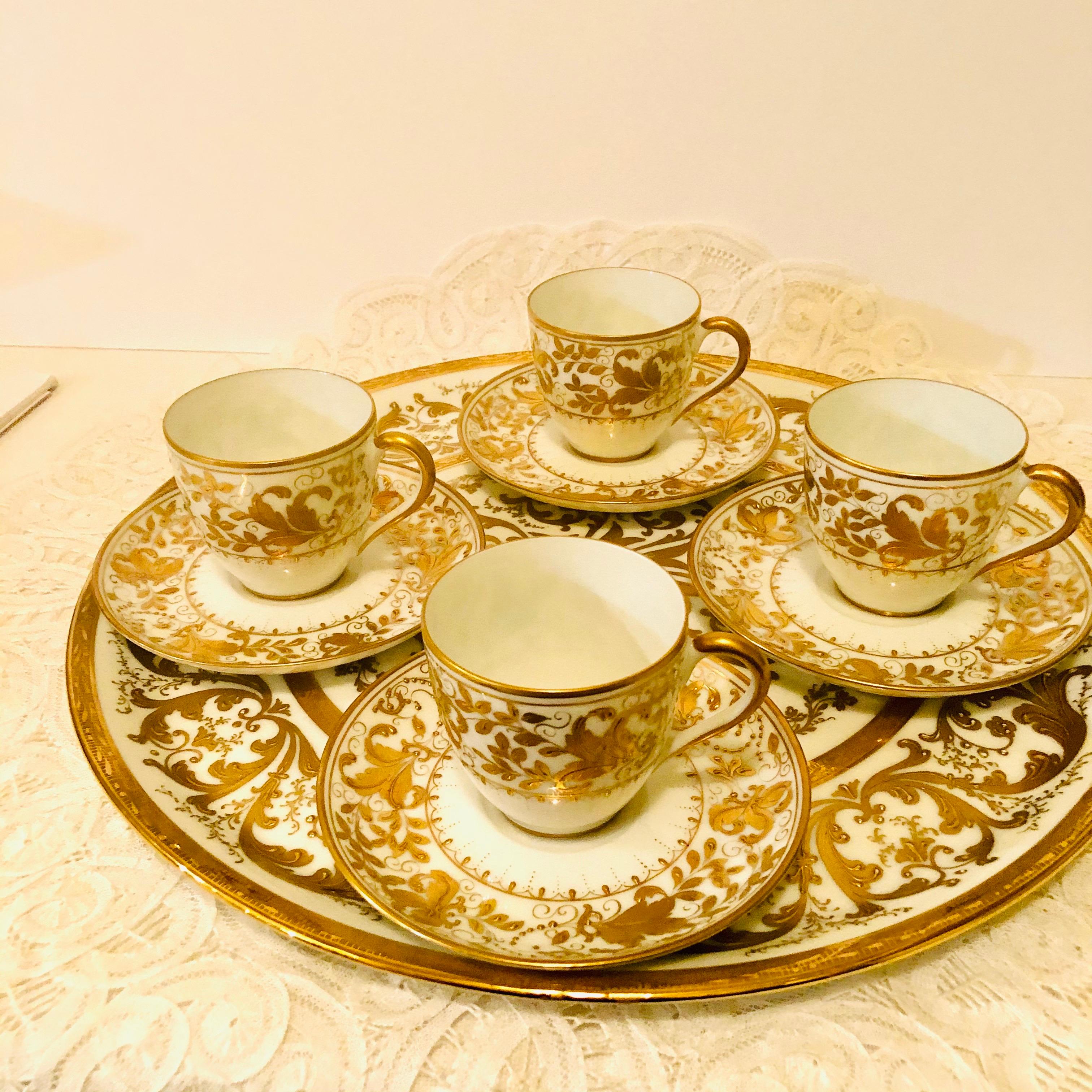 Milieu du XXe siècle Ensemble de 4 tasses Demitasse et plateau assorti Le Tallec avec dorure surélevée à l'épaisseur en vente