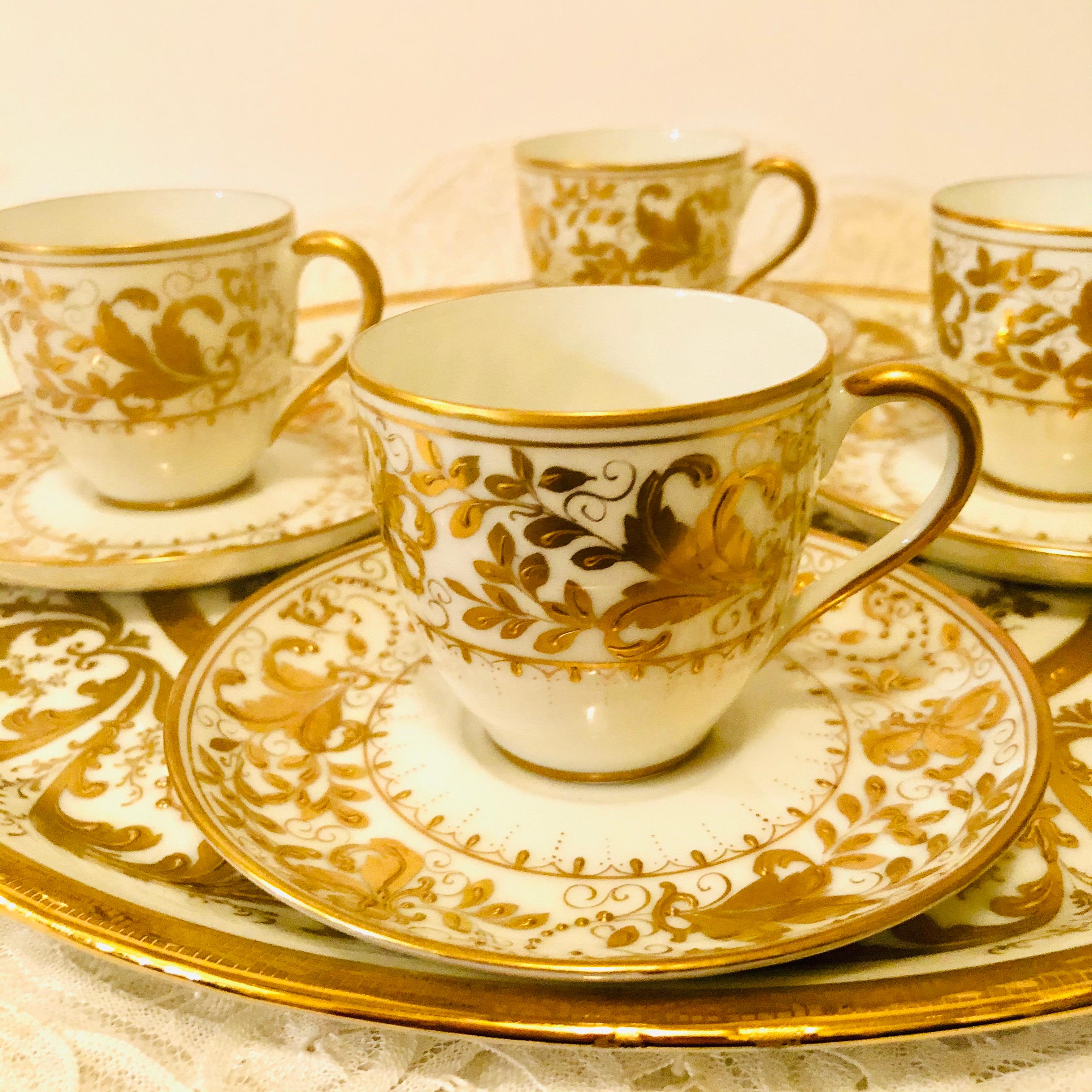 Set aus 4 Demitasse-Tassen und passendem Tablett mit aufgesetzter, erhöhter Vergoldung von Profuse (Porzellan) im Angebot