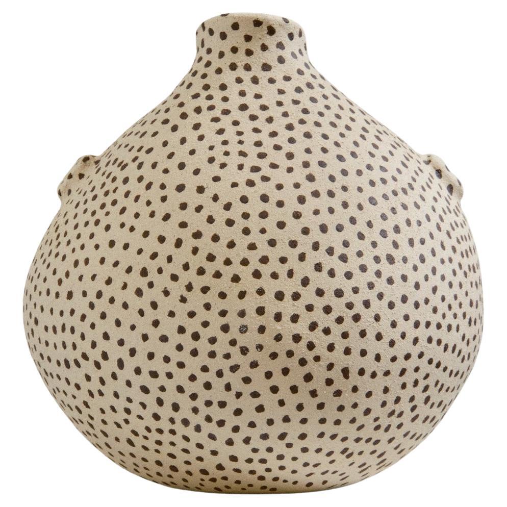 Beigefarbene Sandsteinvase Le Tetraodon von Lou Thomas