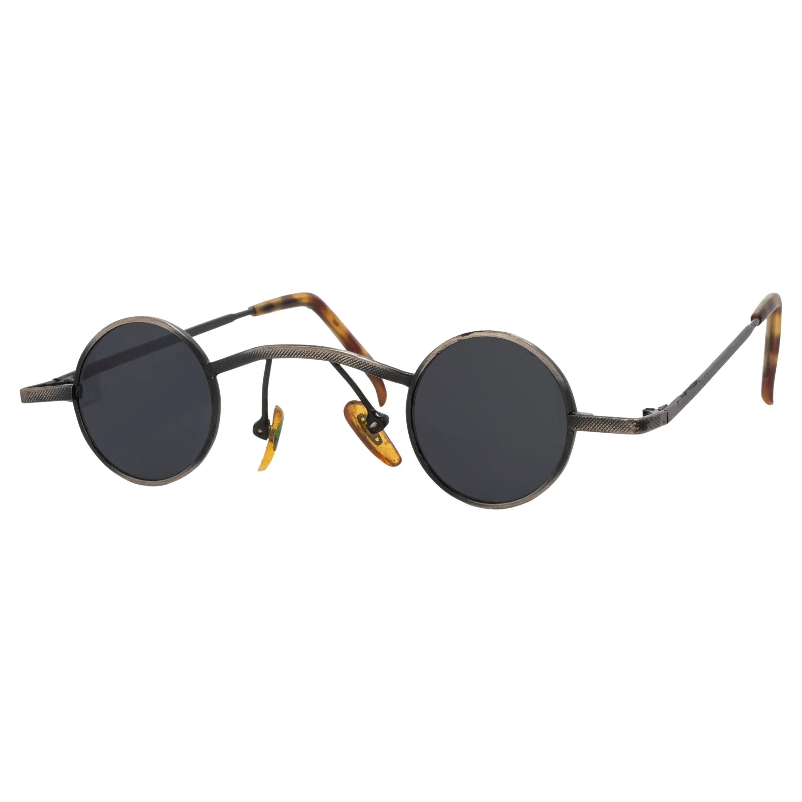 Aus der Le Tour De Bochic Vintage Kollektion - Antike / Vintage Neo Sonnenbrille
Herkunft China 
50 -150 Jahre 
Sehr guter Zustand 
Diese Sonnenbrille ist ein modisches Accessoire, die Gläser können ersetzt werden.
Kommt mit einer Sonnenbrillenbox
