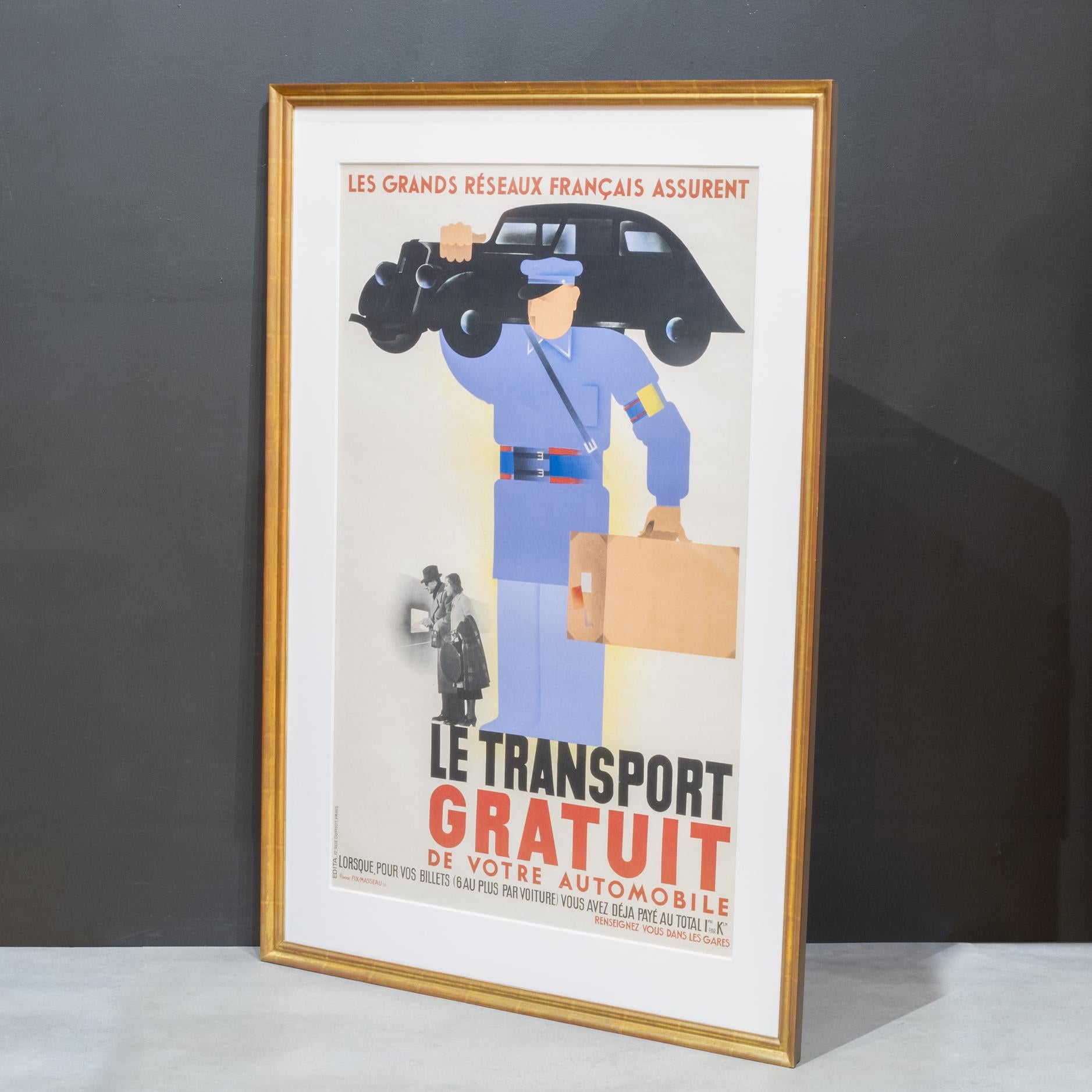 ÜBER

Eine Original-Lithografie des Künstlers Pierre Fix-Masseau illustriert den neuen Service der französischen Eisenbahn, der die Fahrgäste an ihren Autos abholt und zum Bahnhof bringt. Ein stilisierter Chauffeur/Portier in Hellblau hat einen