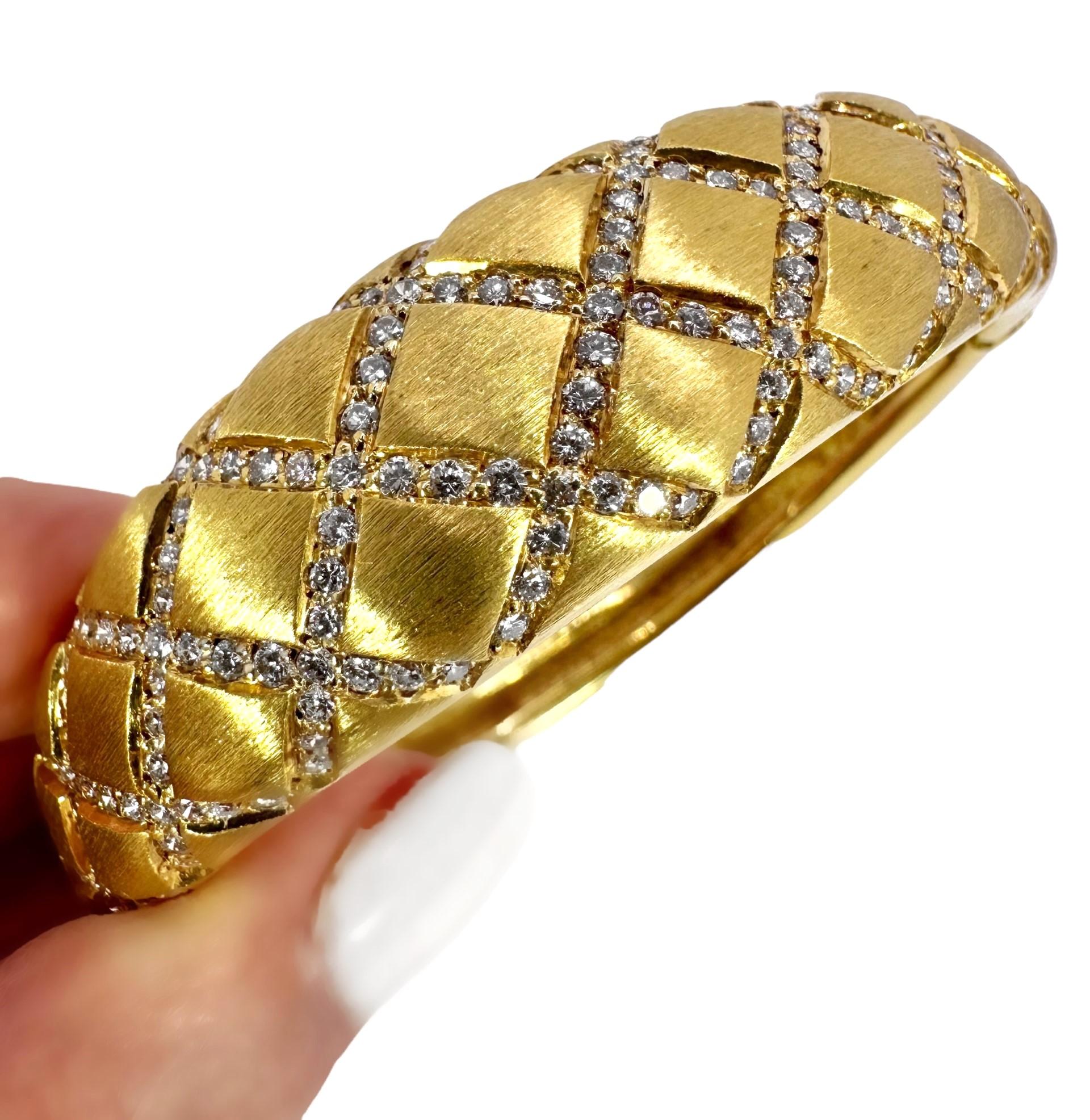 Le Triomphe Bracelet en or jaune 18K et diamants à motif matelassé en vente 4