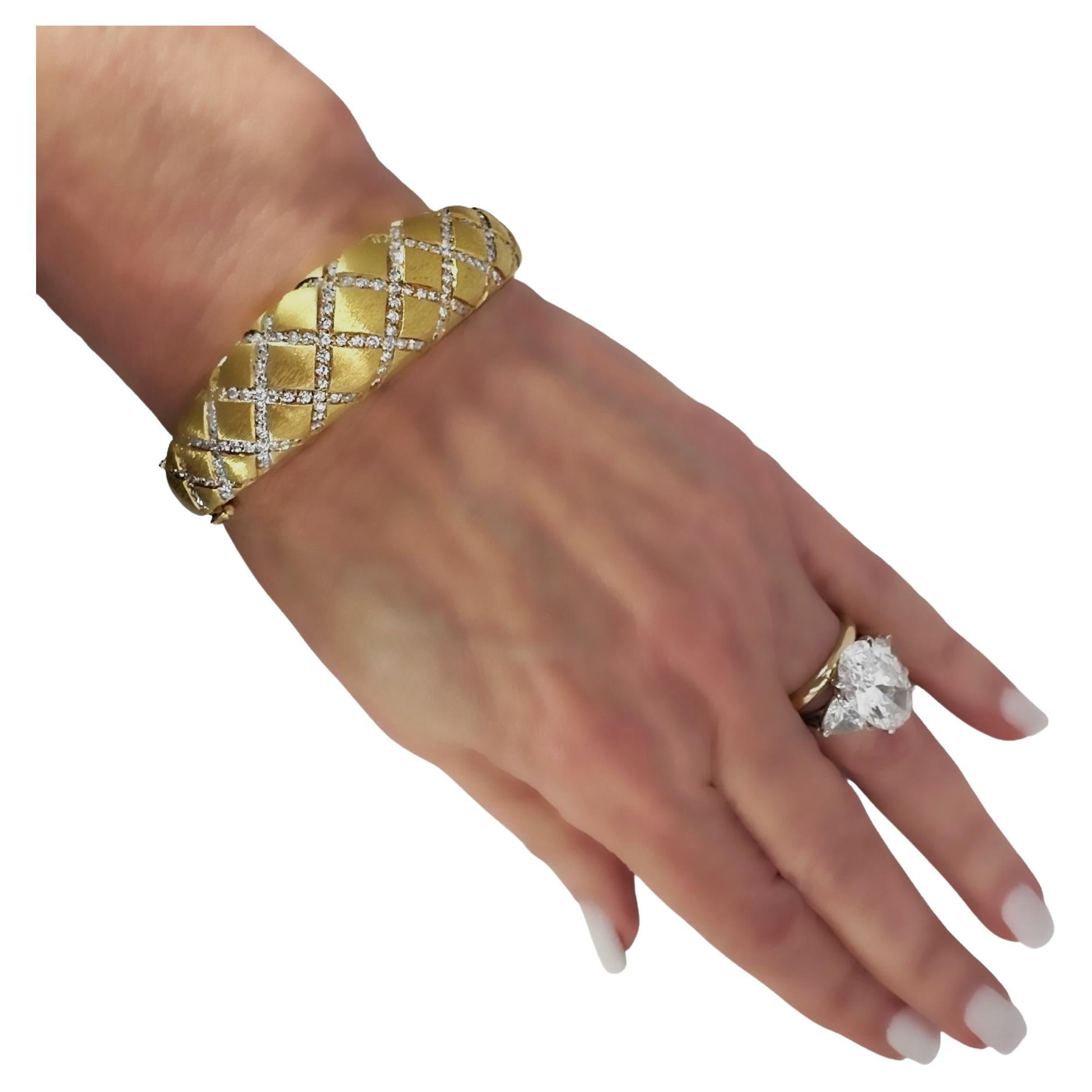 Le Triomphe Bracelet en or jaune 18K et diamants à motif matelassé en vente 6