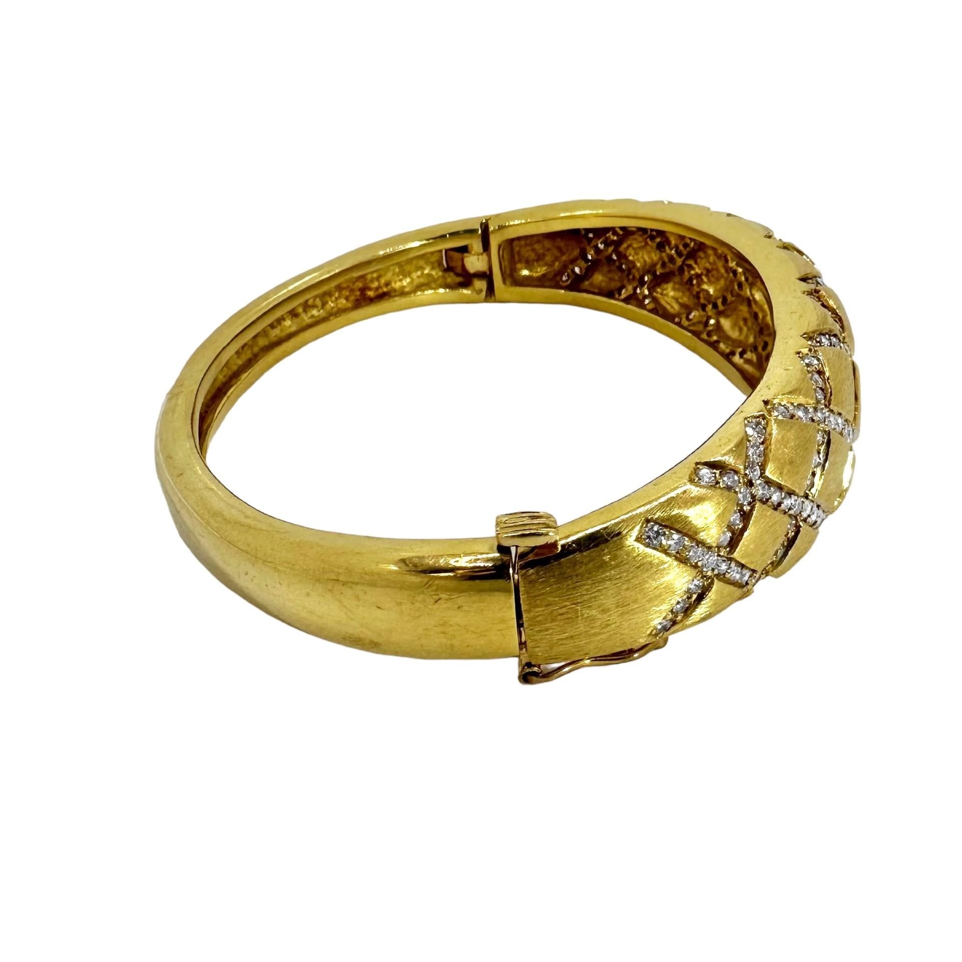 Le Triomphe Bracelet en or jaune 18K et diamants à motif matelassé Pour femmes en vente